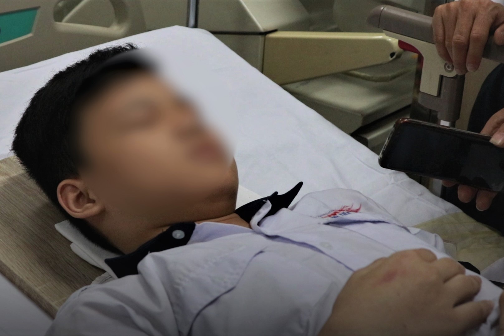 Ben trong khoa cap cuu cac hoc sinh o TP.HCM bi cay phuong de hinh anh