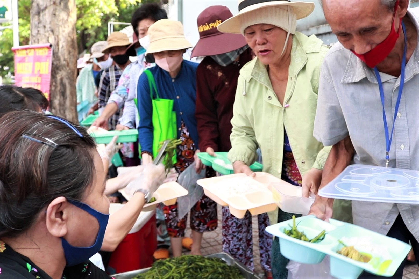 Doi vo chong ung thu 6 nam miet mai nau an mien phi cho nguoi ngheo hinh anh