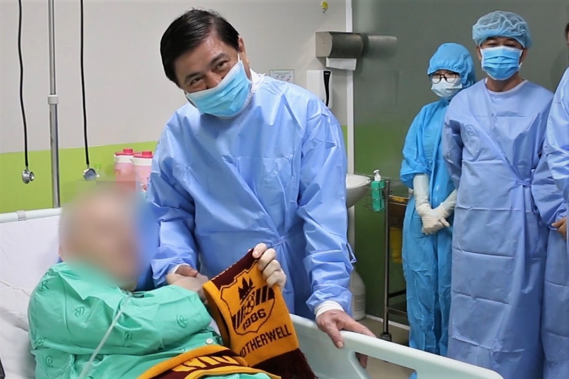 Chu tich TP.HCM tham benh nhan phi cong nguoi Anh hinh anh