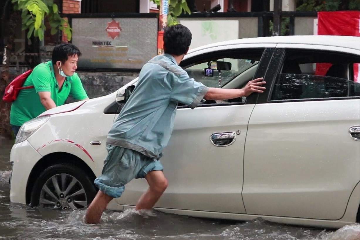 Hang loat xe chet may o 'pho nha giau' Thao Dien hinh anh