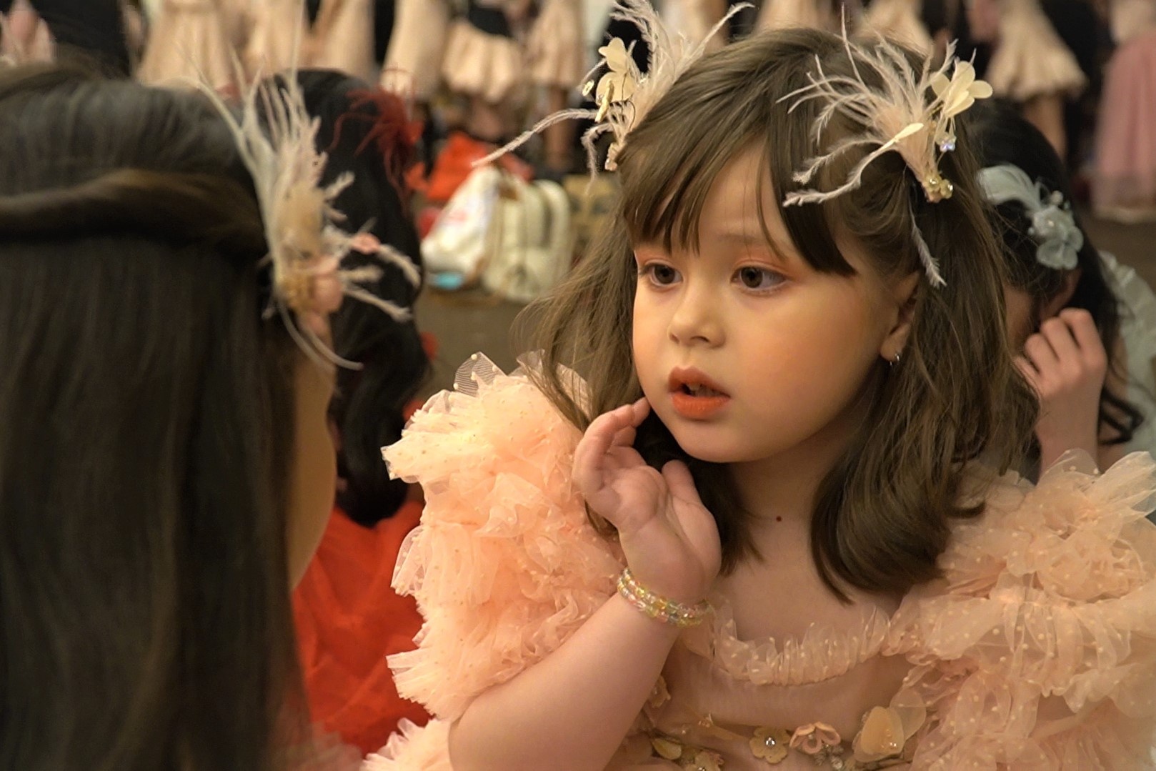 Hang tram mau nhi Viet trinh dien thoi trang hinh anh