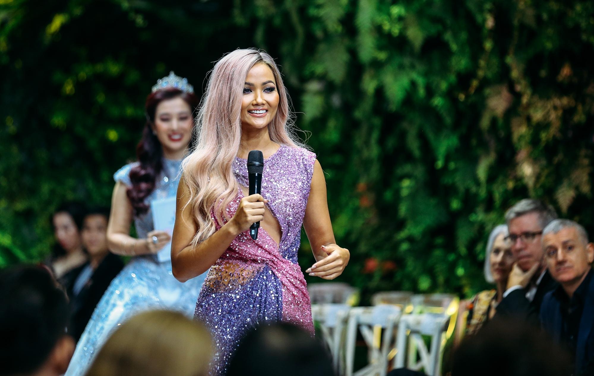 H'Hen Nie ne tranh khi duoc hoi ve ban trai hinh anh