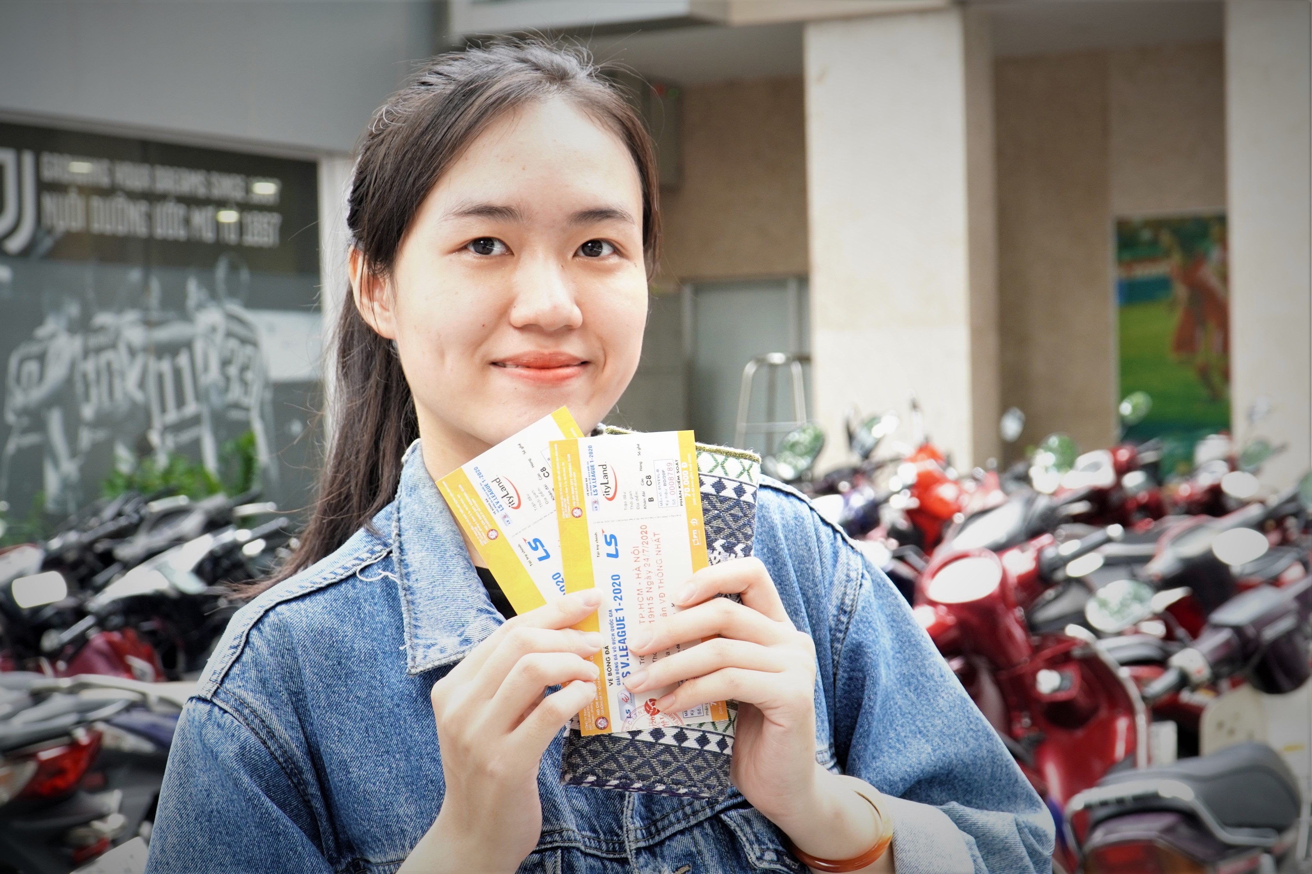 1.000 ve hang A tran CLB TP.HCM - Ha Noi duoc ban het trong 30 phut hinh anh