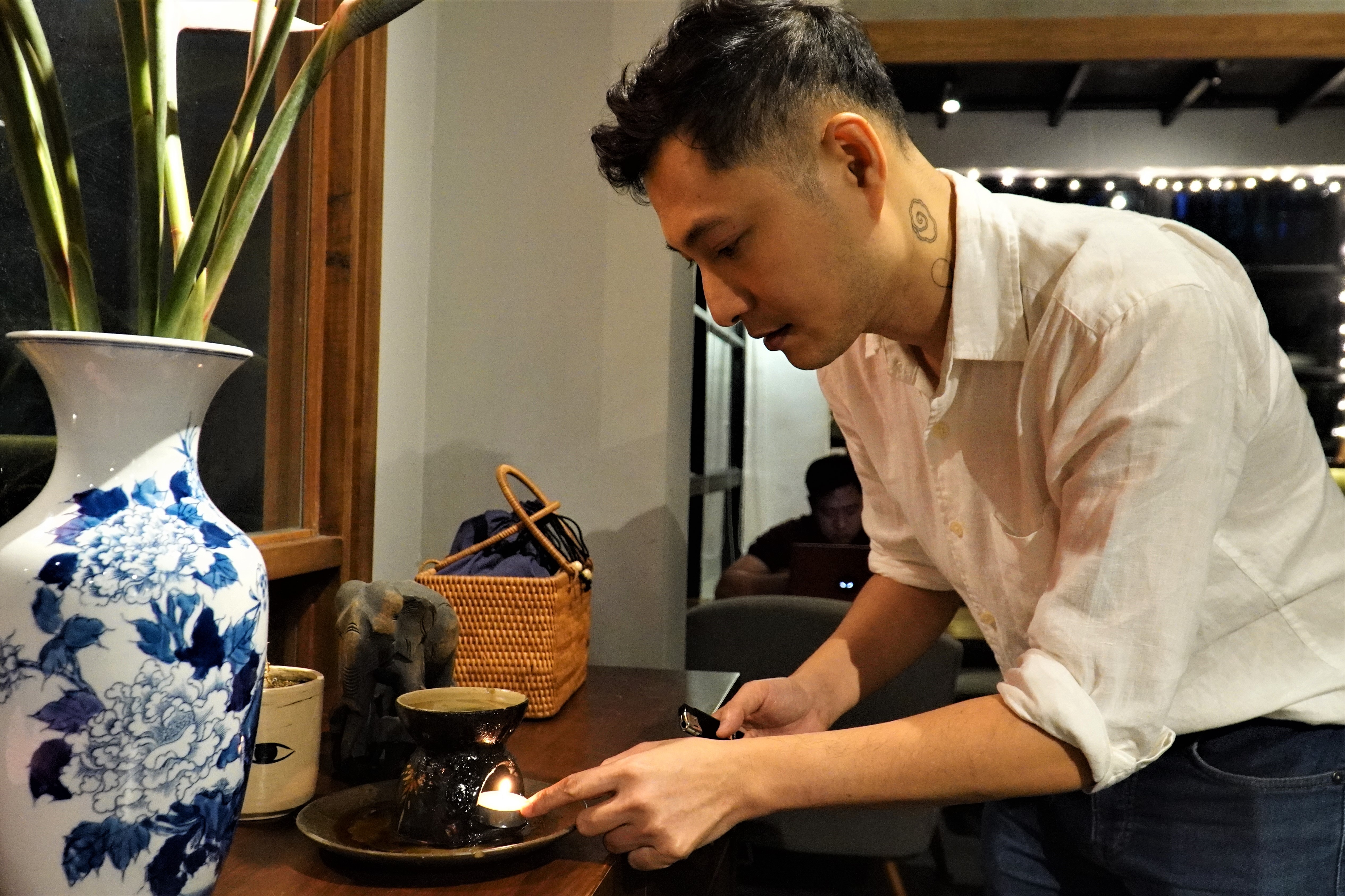 Nguoi dan nam TP.HCM dung tinh dau, may loc khong khi khu mui hoi hinh anh