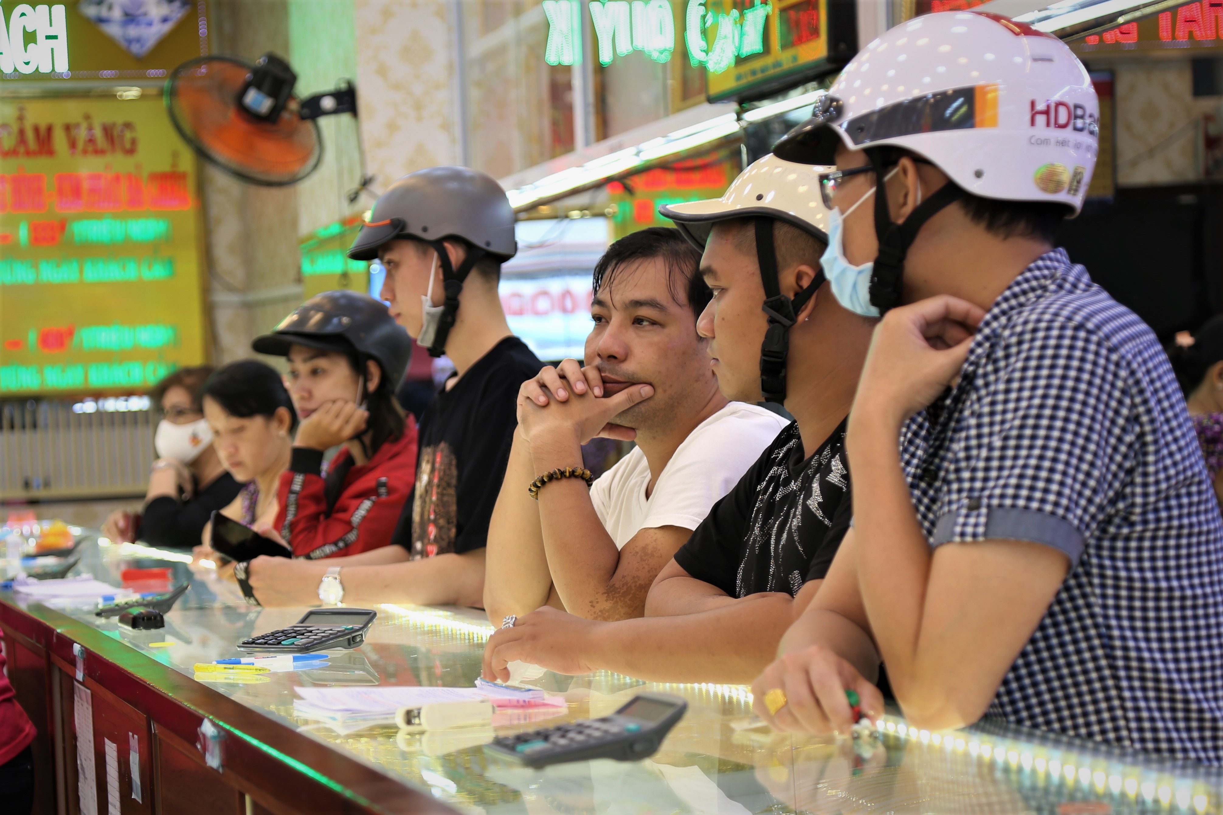 Gia vang tang vot, nguoi dan van mua vao hinh anh