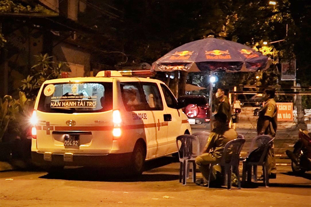 Phong toa hem co hon 200 nguoi dan o TP.HCM hinh anh