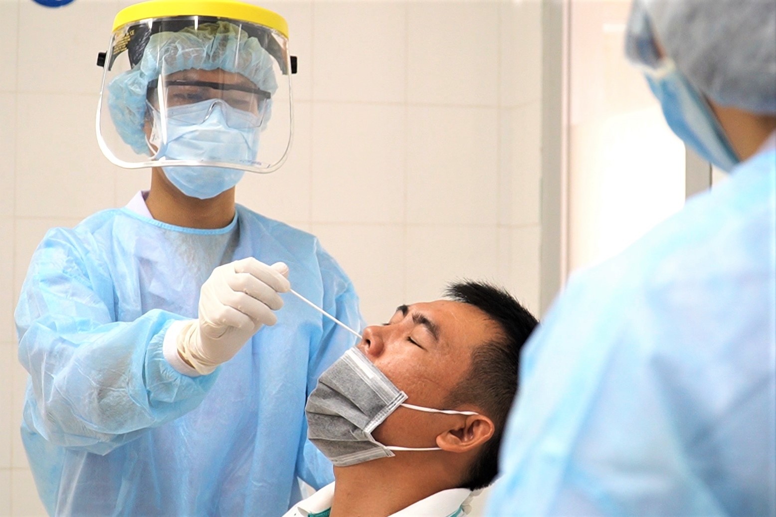 'Mong ket qua am tinh de tiep tuc di lam' hinh anh