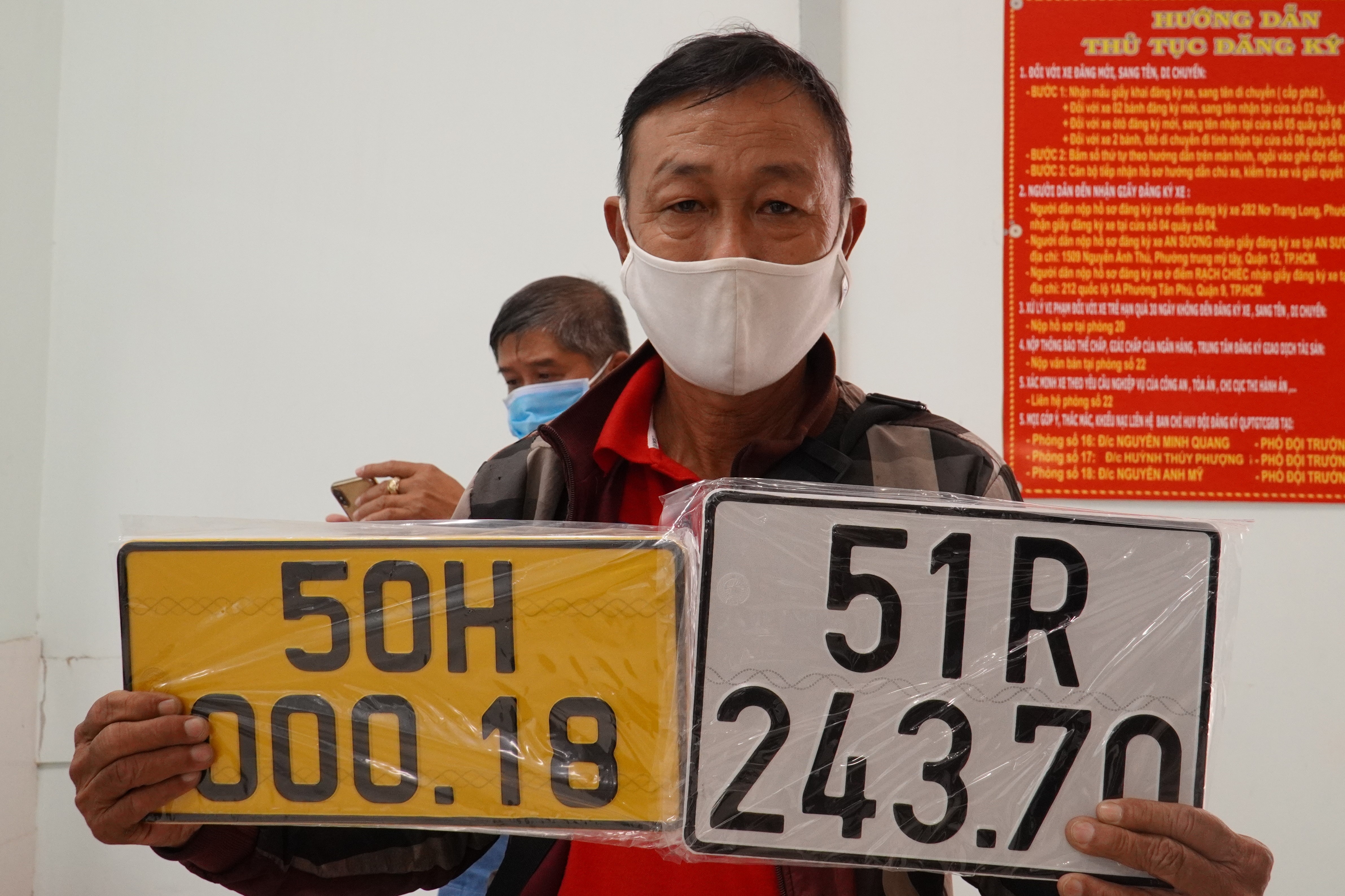 Tai xe xe kinh doanh van tai TP.HCM di doi bien so vang hinh anh