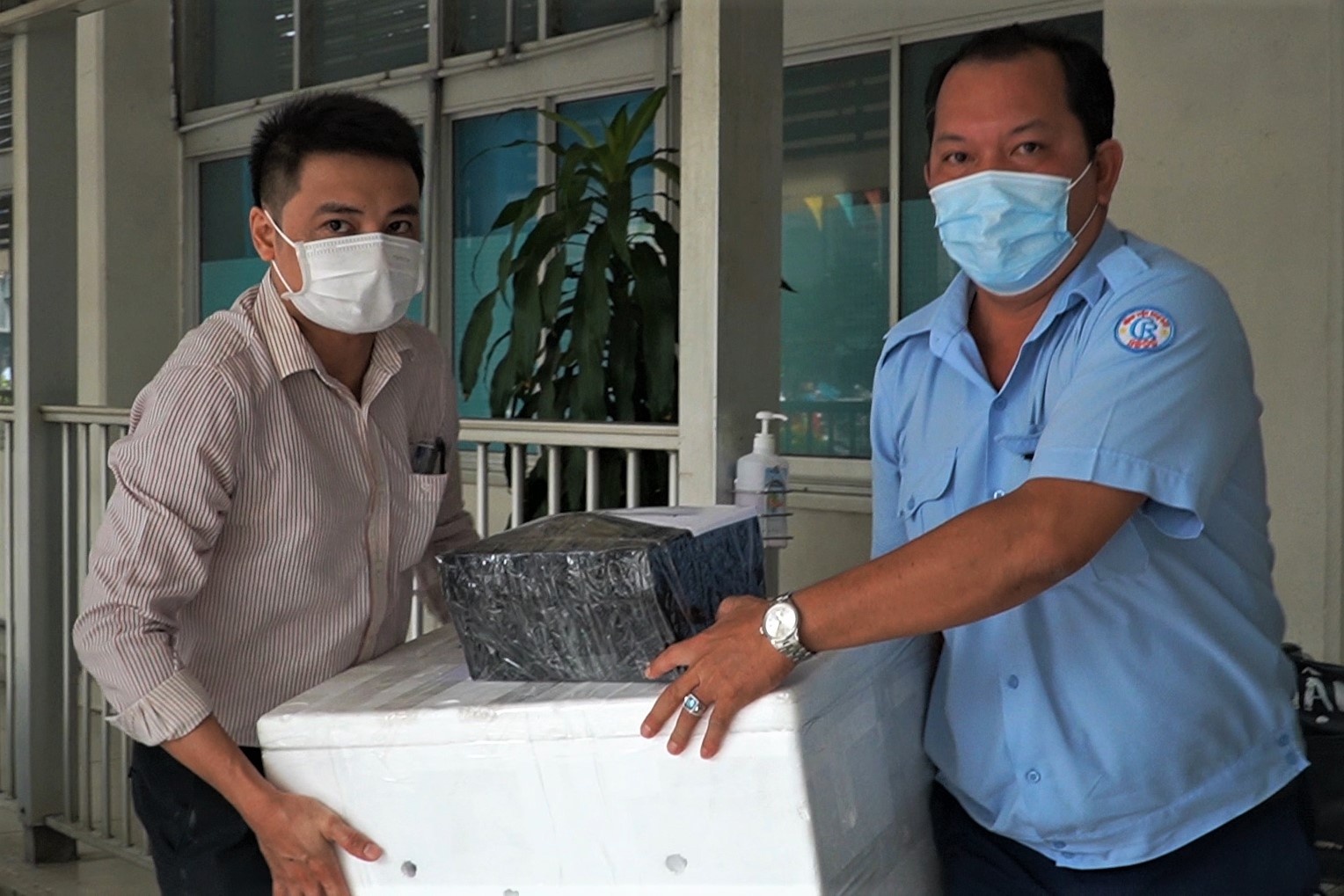 Doi phan ung nhanh Benh vien Cho Ray len duong den Da Nang hinh anh