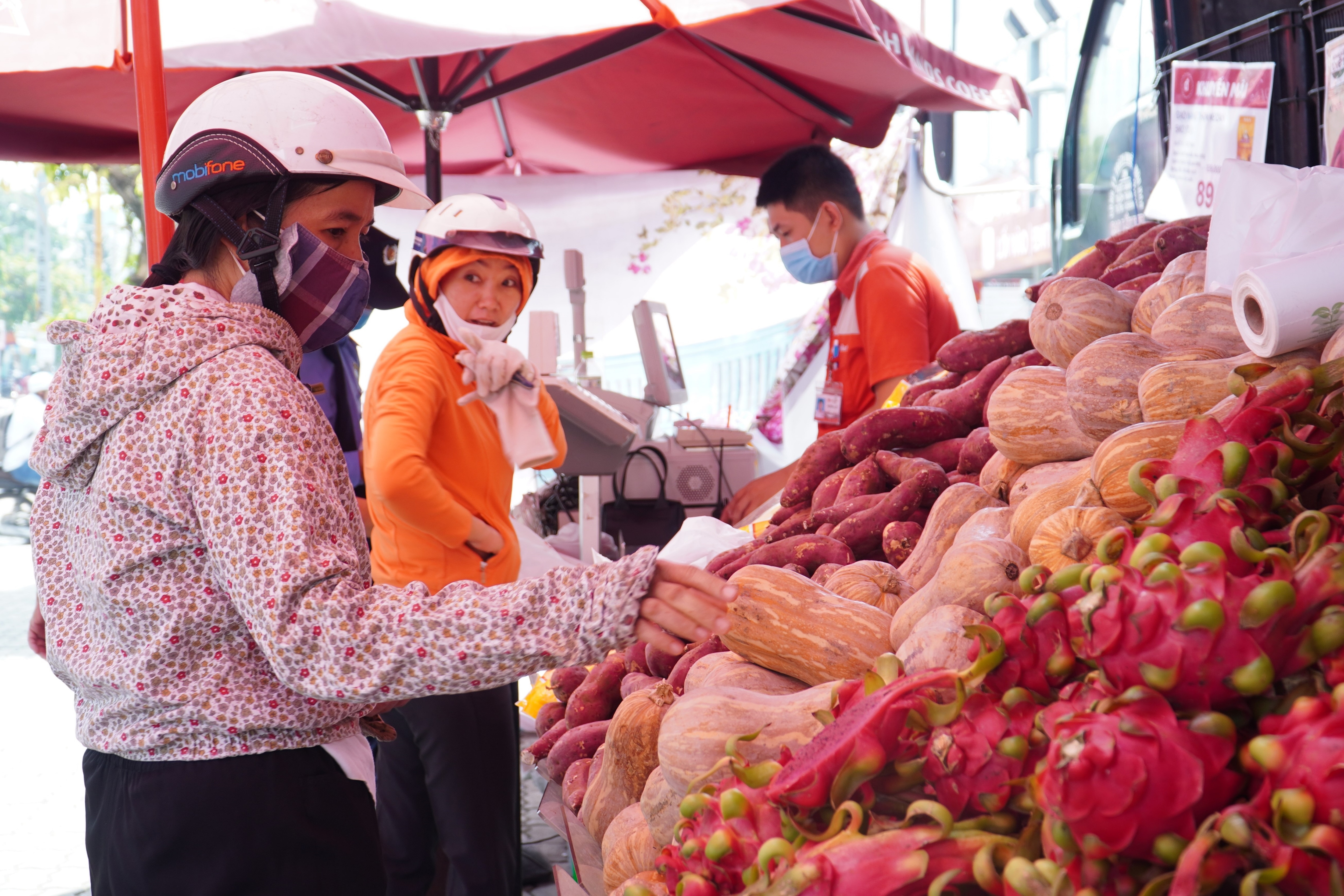 'Giai cuu' trai cay ho tro nong dan o TP.HCM hinh anh