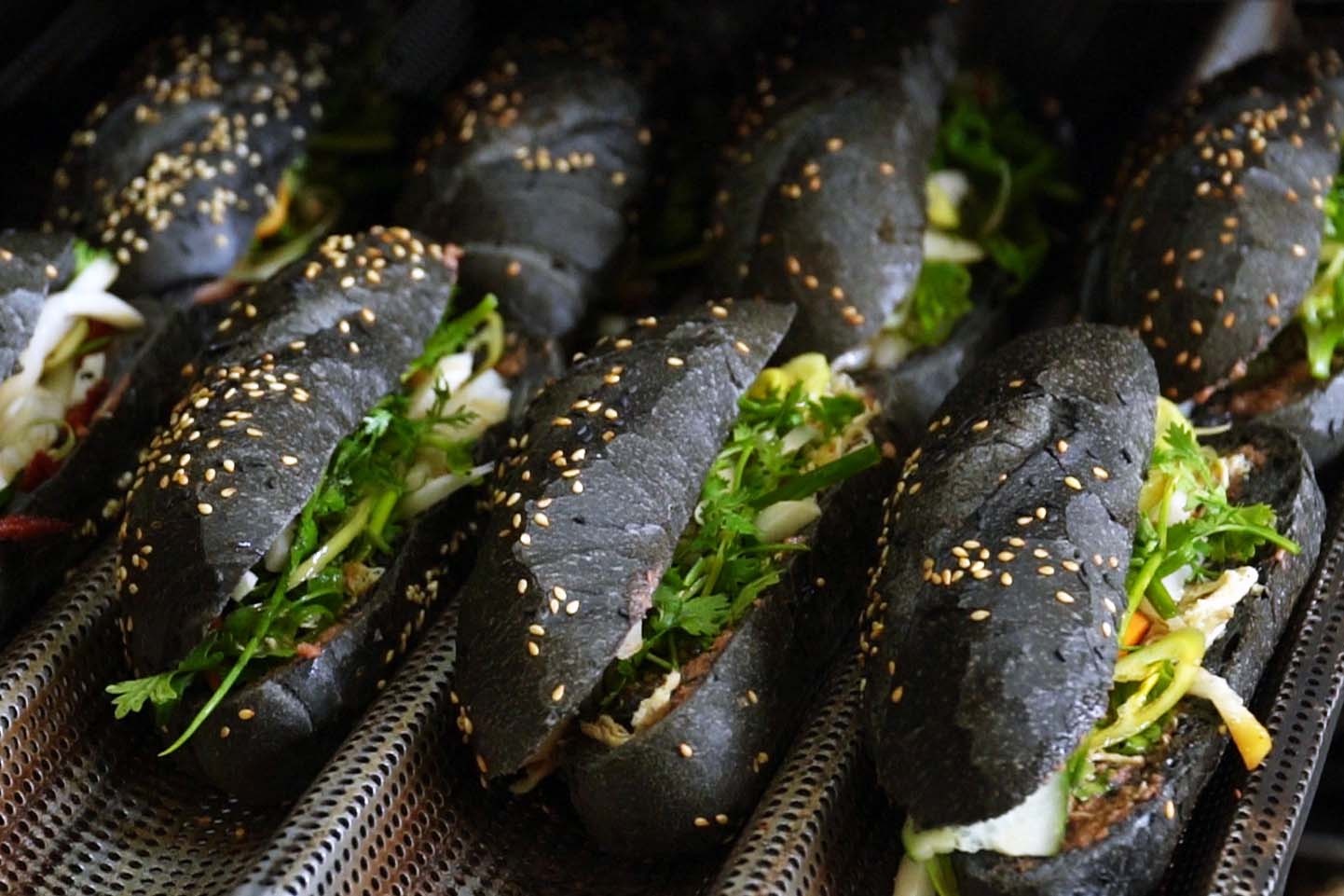 Xep hang mua banh mi 'than den' o TP.HCM hinh anh