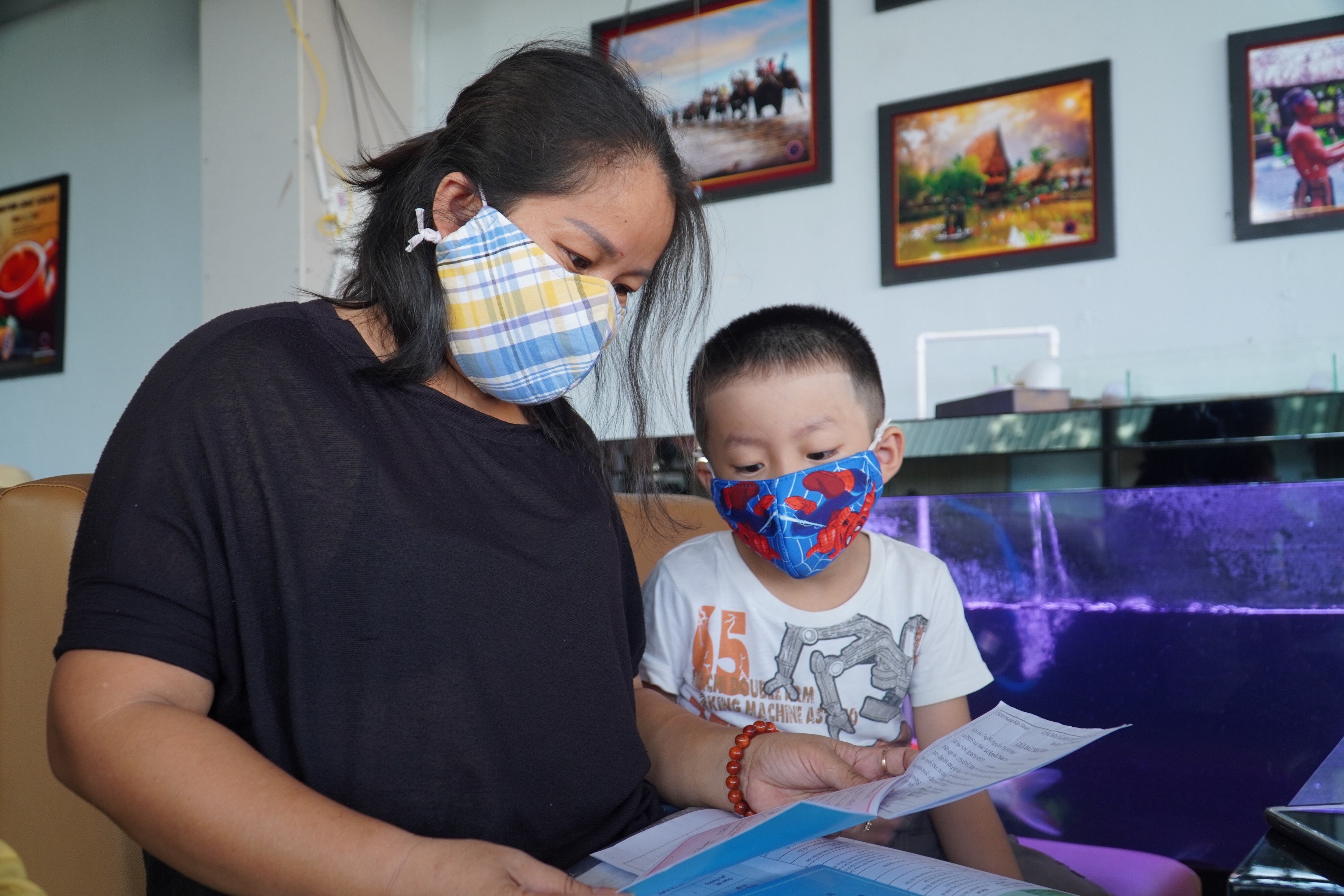 'Me oi, khi nao con duoc di hoc?' hinh anh