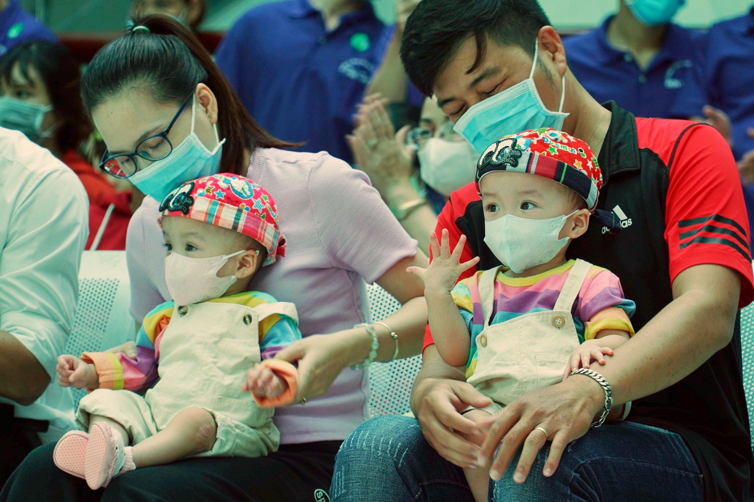 Song Nhi don Trung thu dau tien sau khi duoc tach roi hinh anh