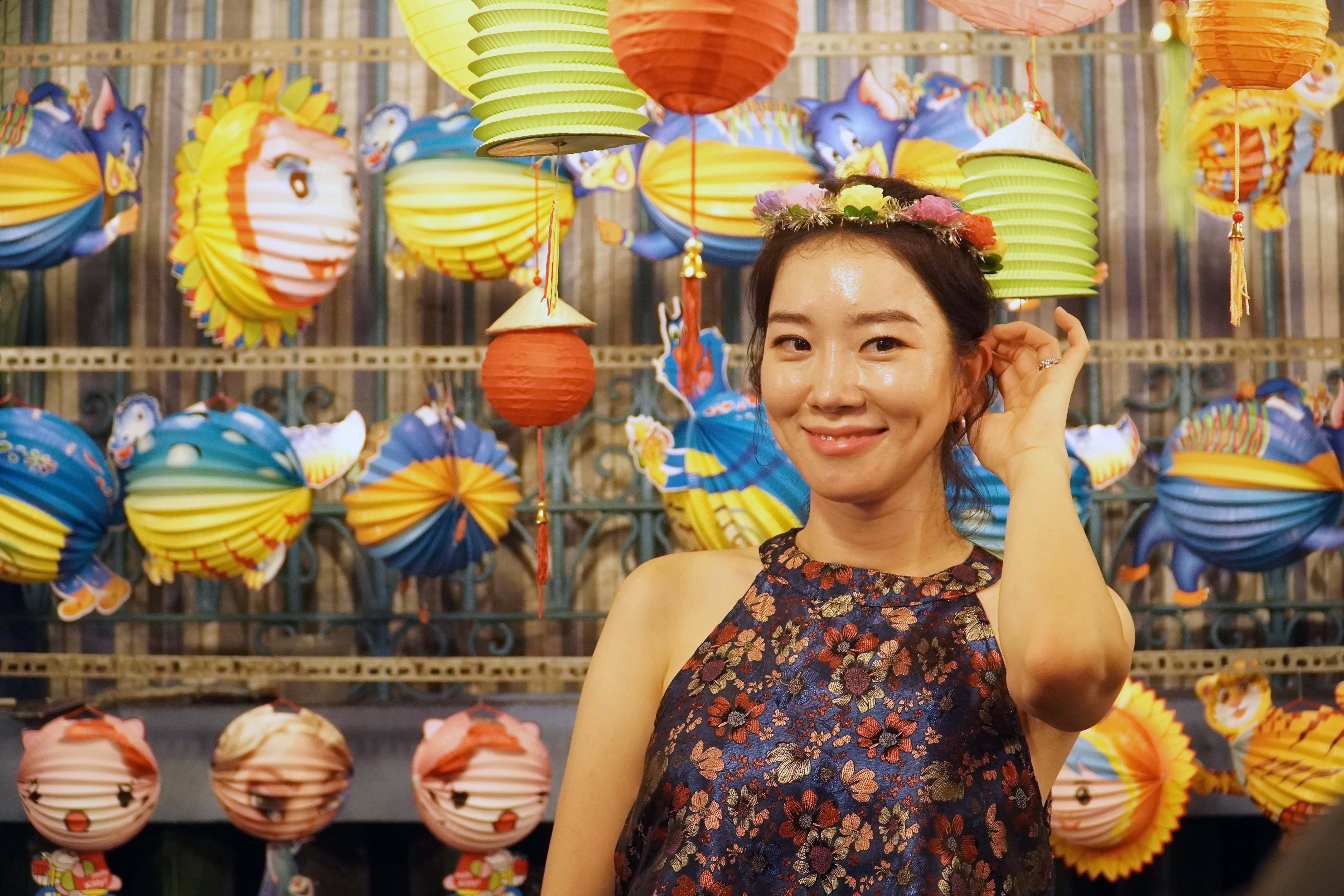 Nguoi dan TP.HCM doi mua di choi dem Trung Thu hinh anh