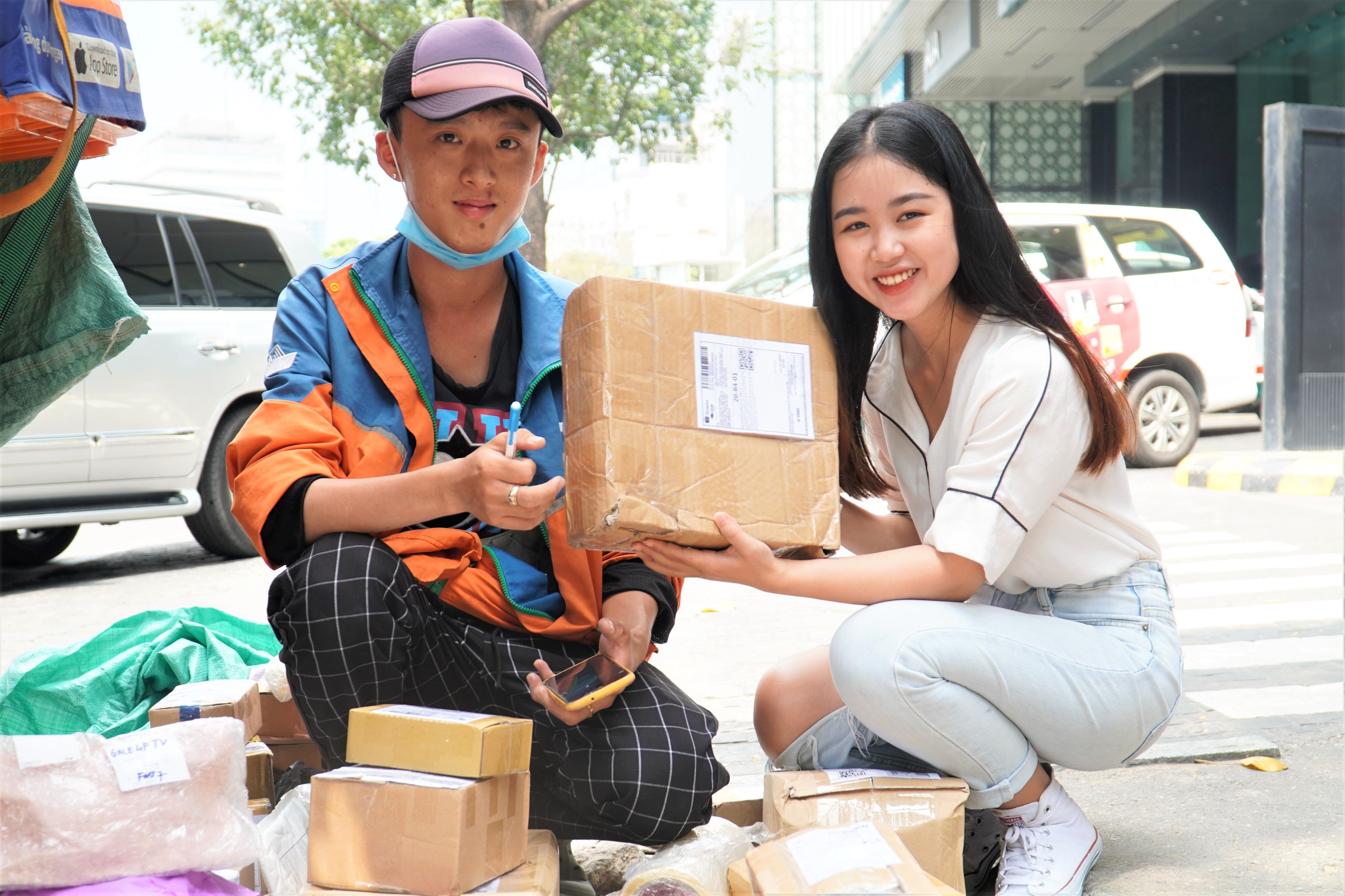 Don hang 11/11 qua nhieu, shipper phai nho nguoi than den giup hinh anh