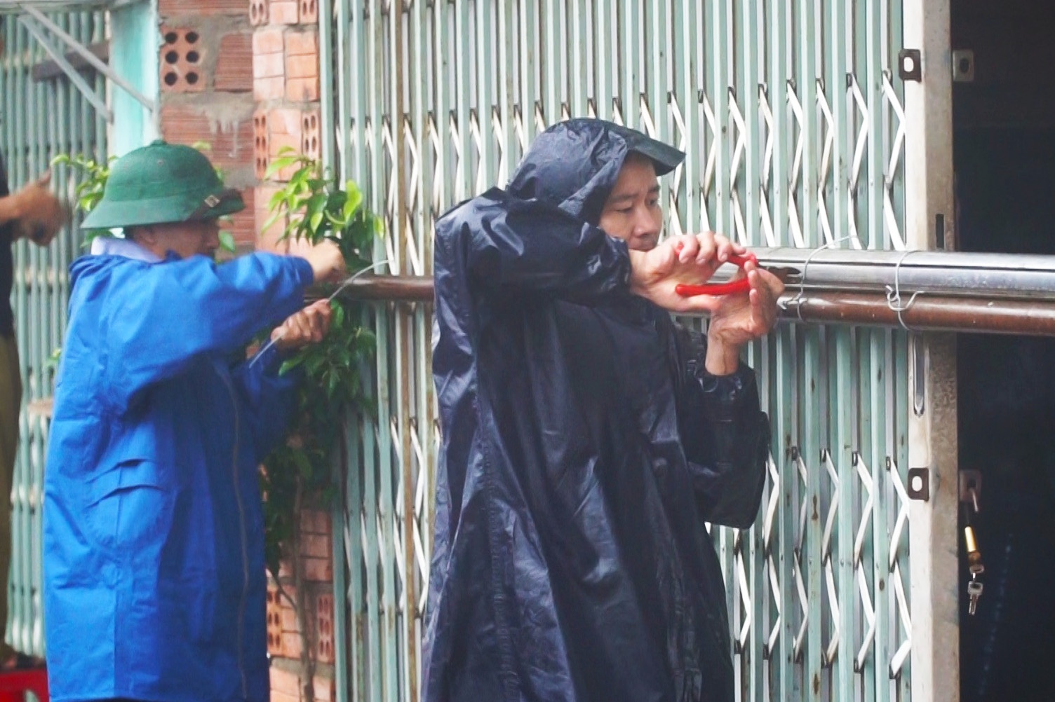 Nguoi dan Quang Binh gap rut chang chong nha truoc bao so 13 hinh anh