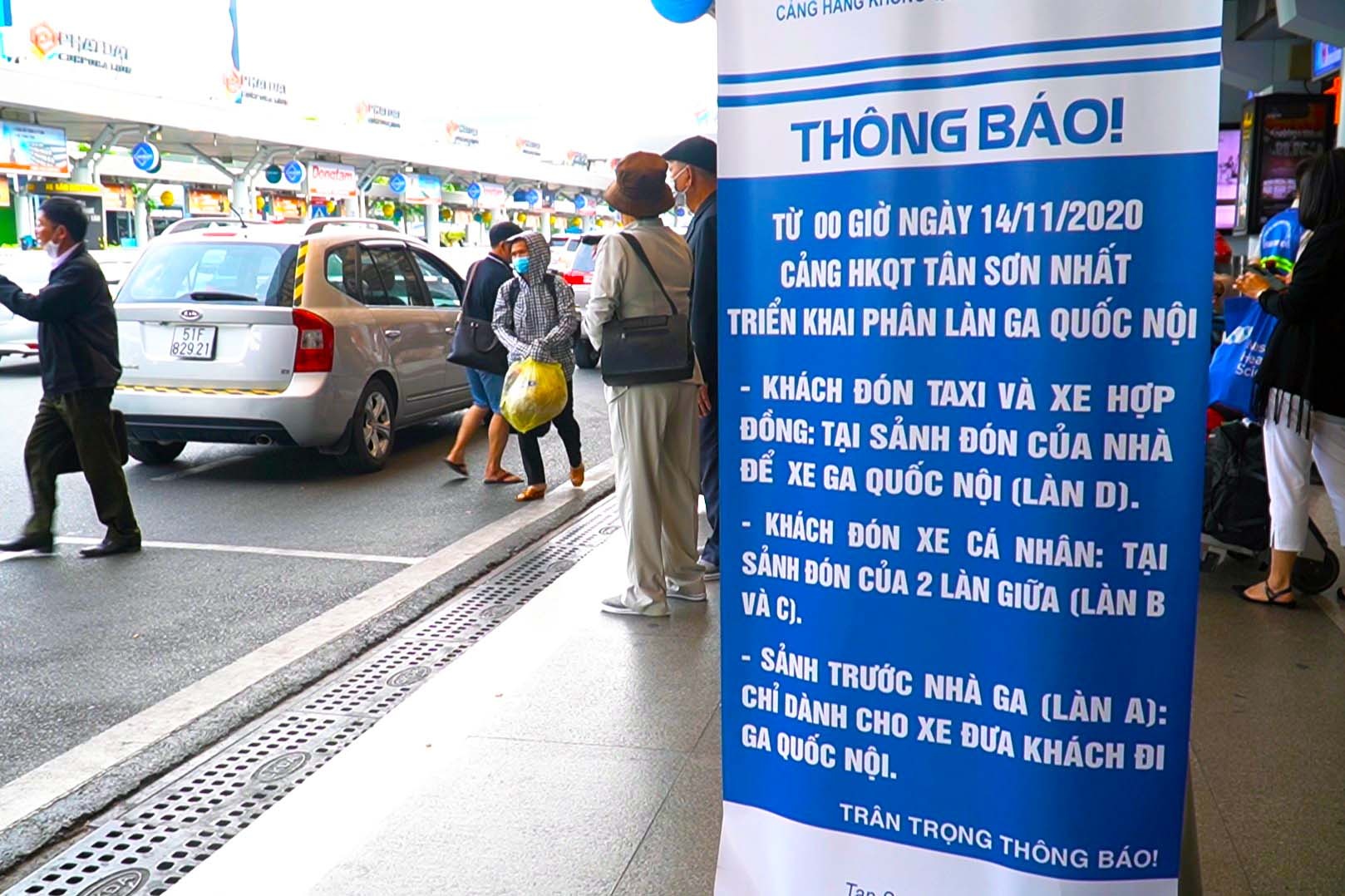 Tai xe cong nghe buc xuc ngay dau phan luong san bay Tan Son Nhat hinh anh