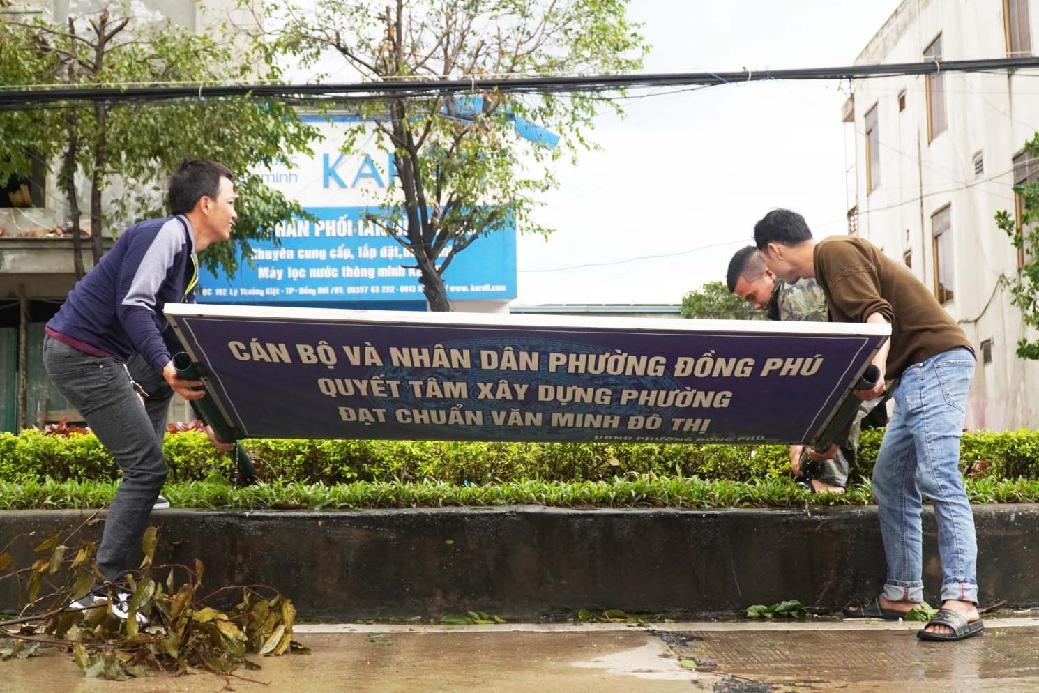 Nguoi dan Quang Binh don dep sau bao so 13 hinh anh