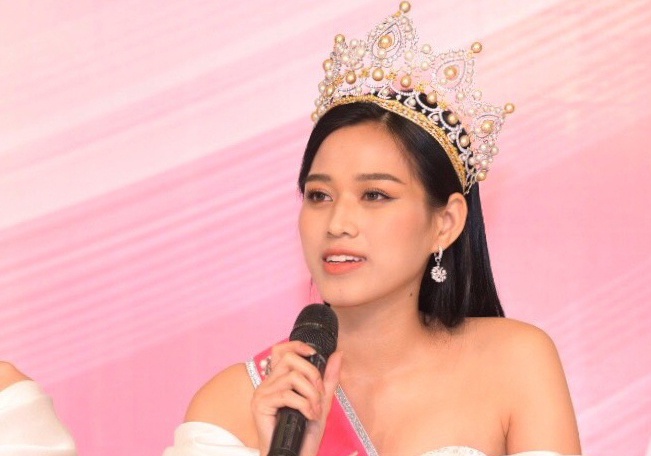 Thay giao cu noi ve trinh do tieng Anh cua Hoa hau Do Thi Ha hinh anh