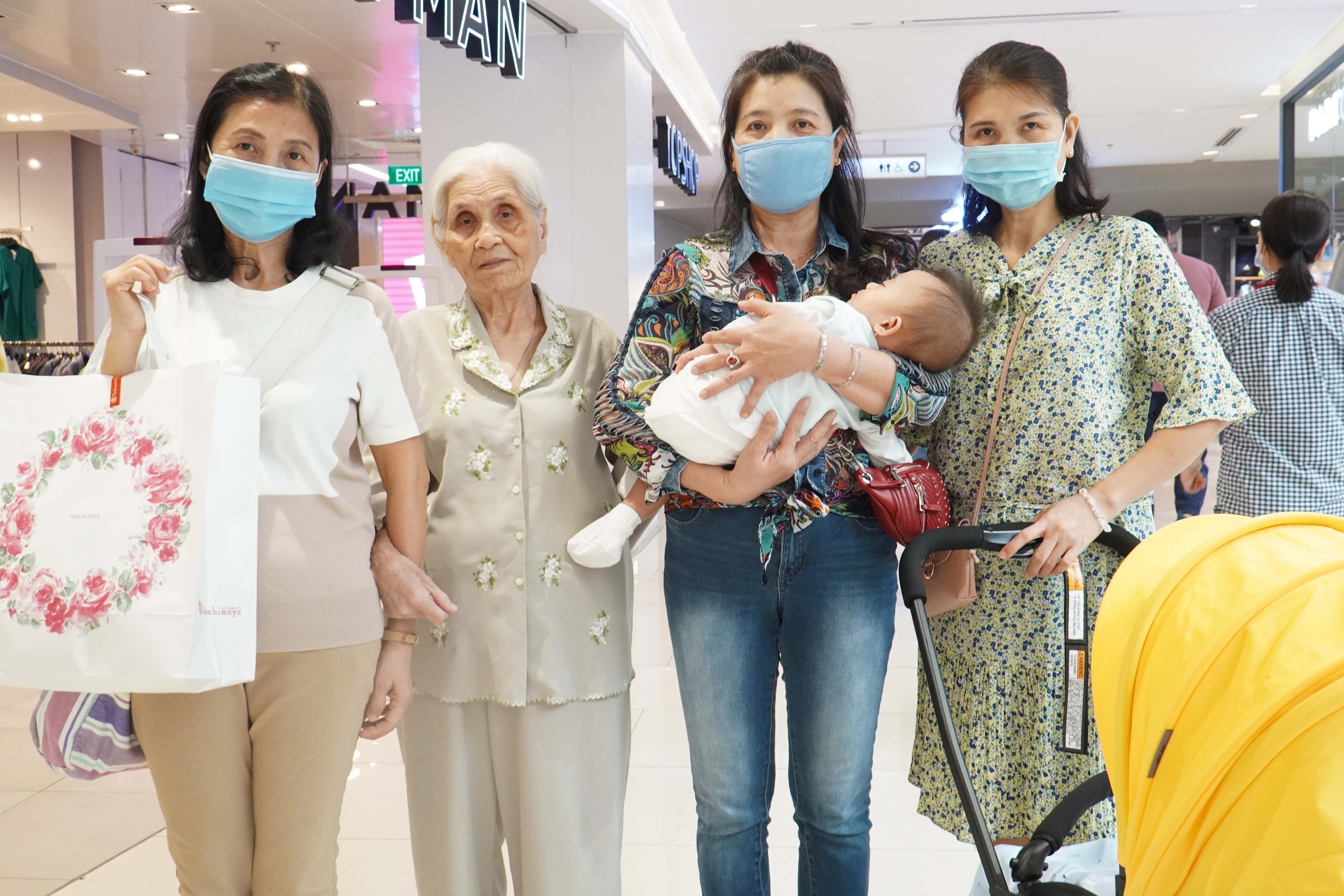 Cu ba 80 tuoi cung cac con gai 'san' hang dip Black Friday hinh anh