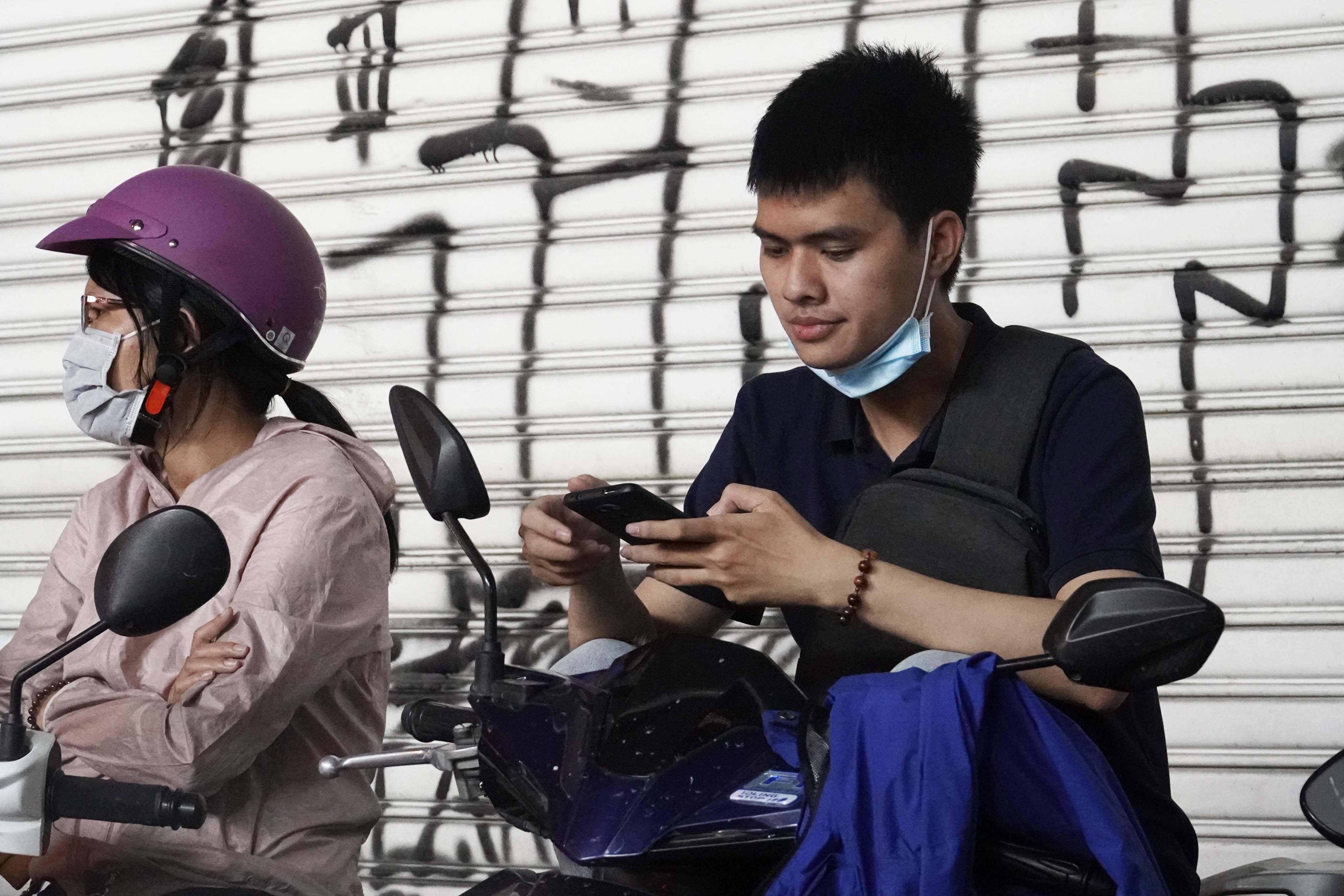 Dung ngoai doi vo san hang giam gia vi khong co cho gui xe hinh anh