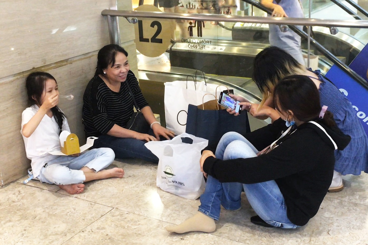 Trung tam thuong mai dong duc dip cuoi tuan sau ngay Black Friday hinh anh