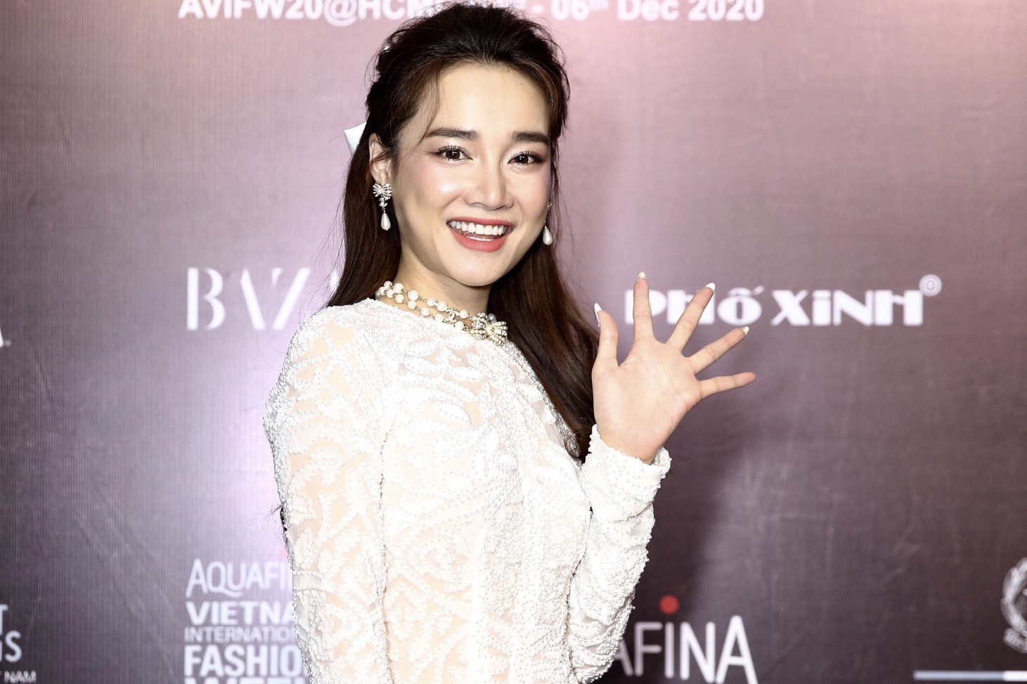 Nha Phuong va dan sao xuat hien long lay tren tham do hinh anh