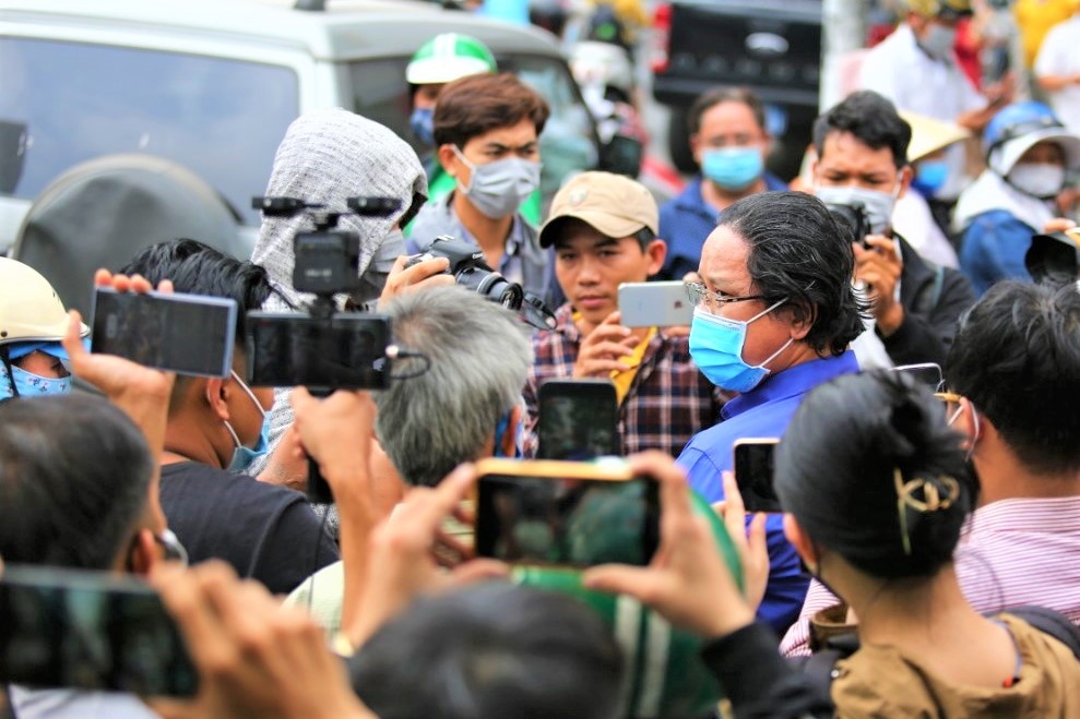 Streamer noi gi ve canh hon loan o trung tam phap y? hinh anh