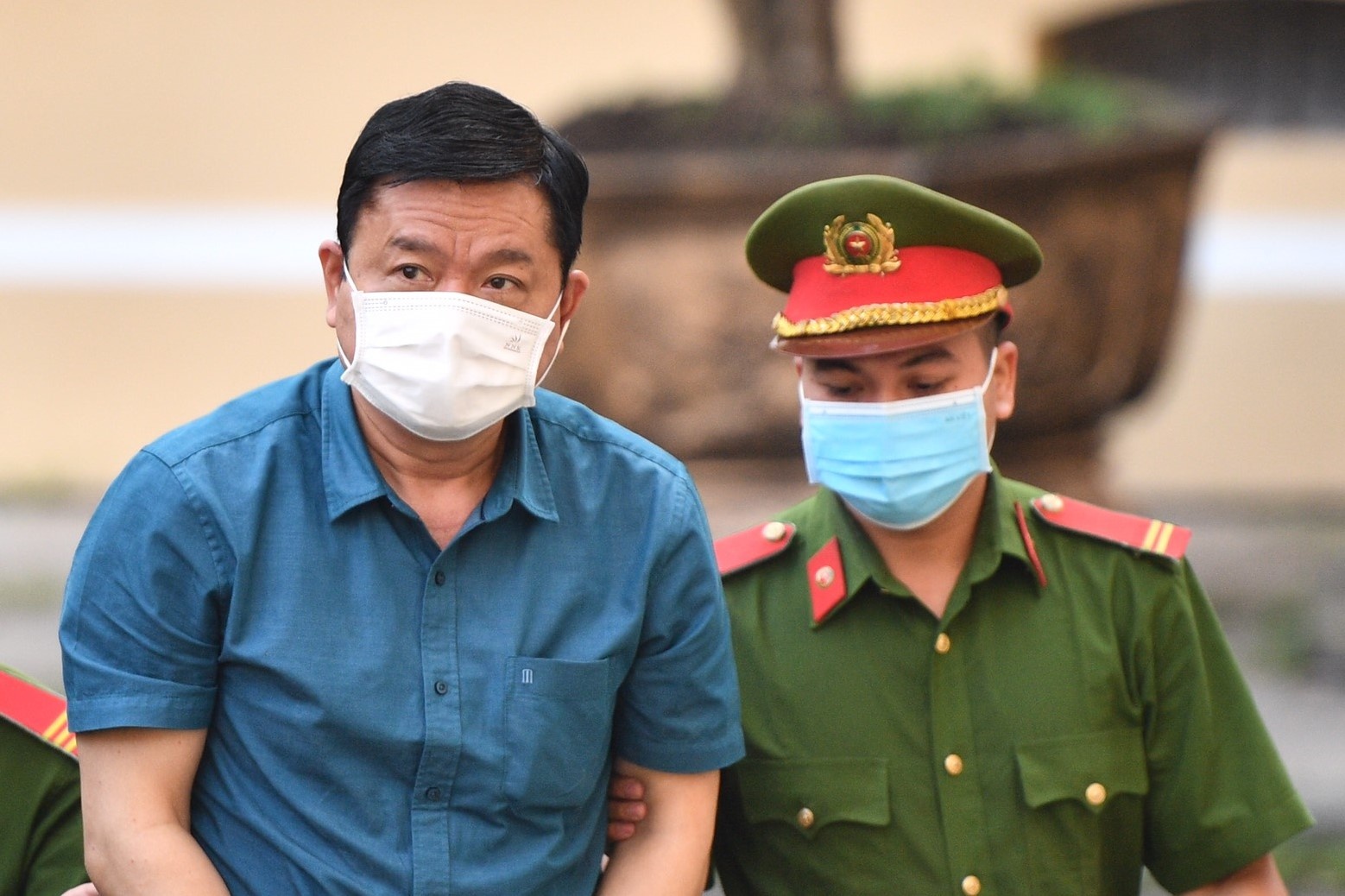 Ong Dinh La Thang bi dua den toa truoc khi VKS de nghi an hinh anh