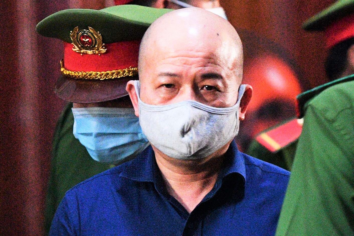 Ut 'Troc' phan bac cao buoc khi tu bao chua truoc toa hinh anh