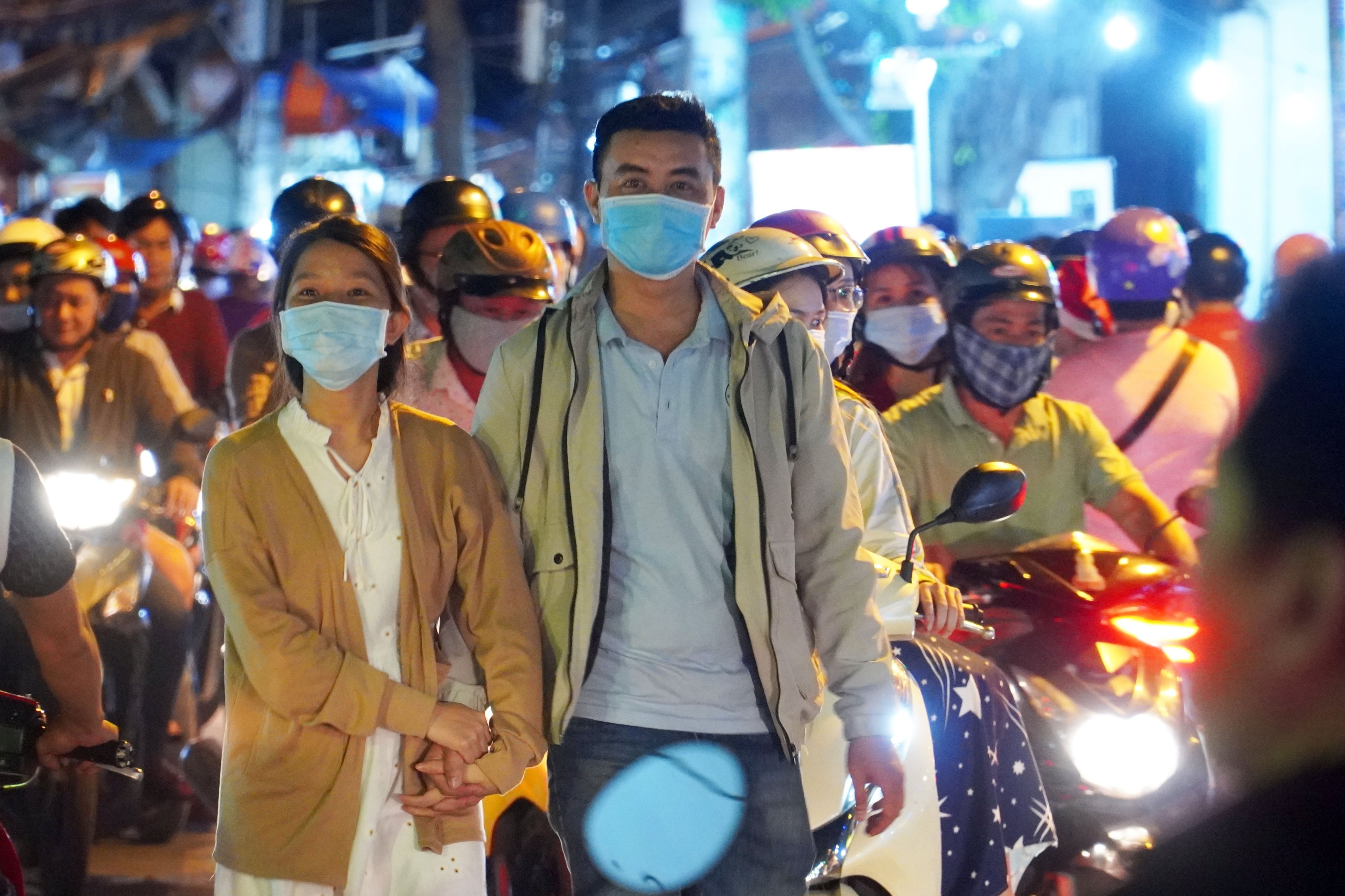 Canh sat xuong duong dieu tiet giao thong dem Noel hinh anh