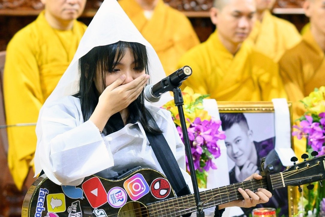 Con gai Van Quang Long hat tien biet cha hinh anh