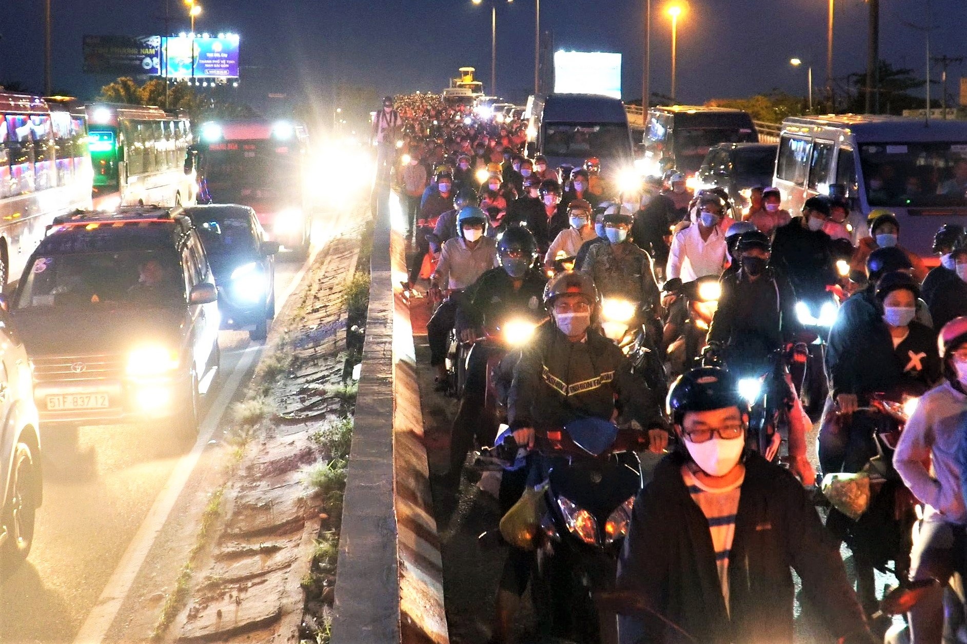 Dong xe huong tu mien Tay chen nhau quay lai TP.HCM hinh anh