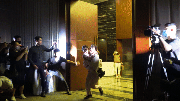 Ly Hai tai hien canh quay hanh dong tren san khau hinh anh