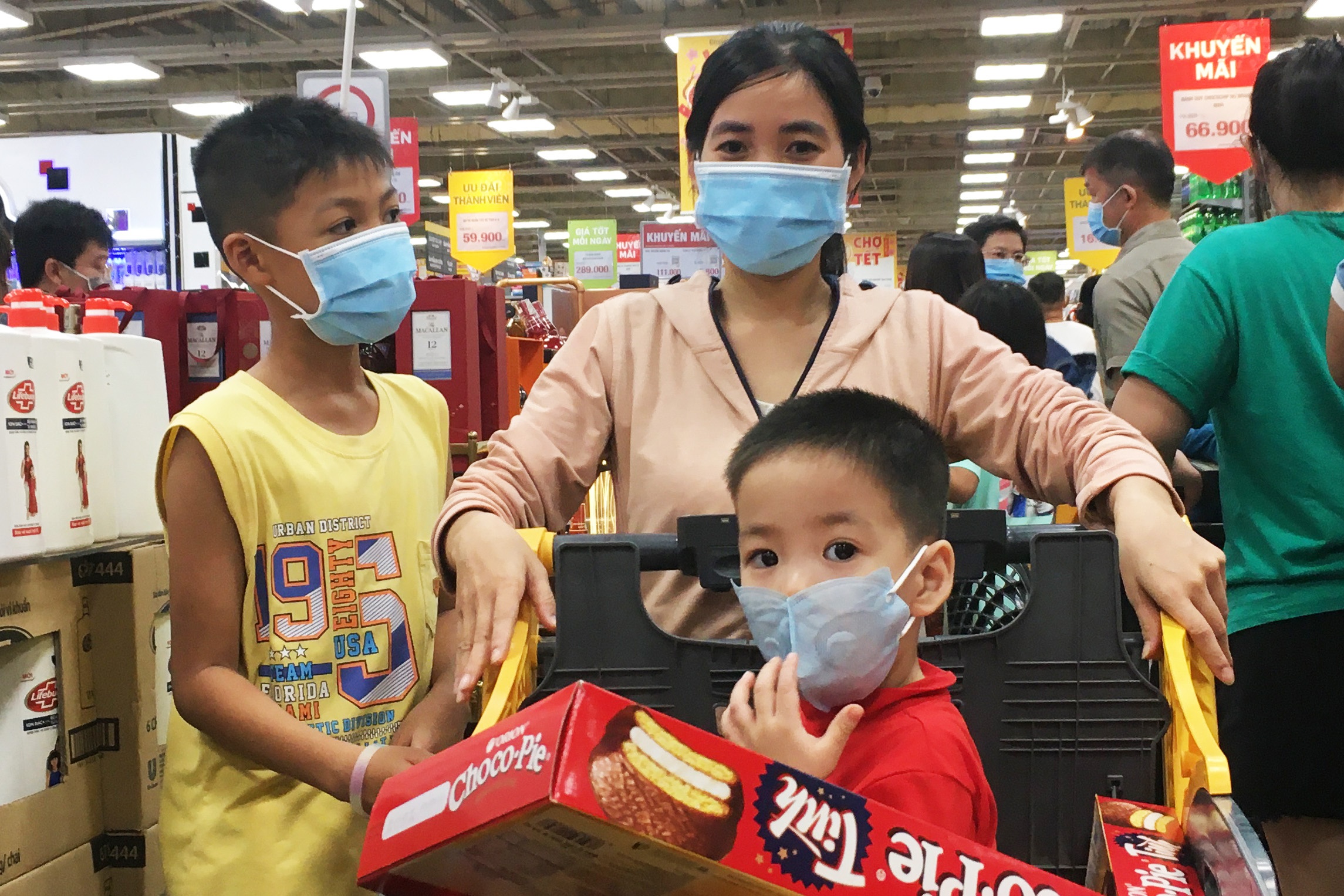 Sieu thi dong kin nguoi mua sam toi 26 Tet hinh anh