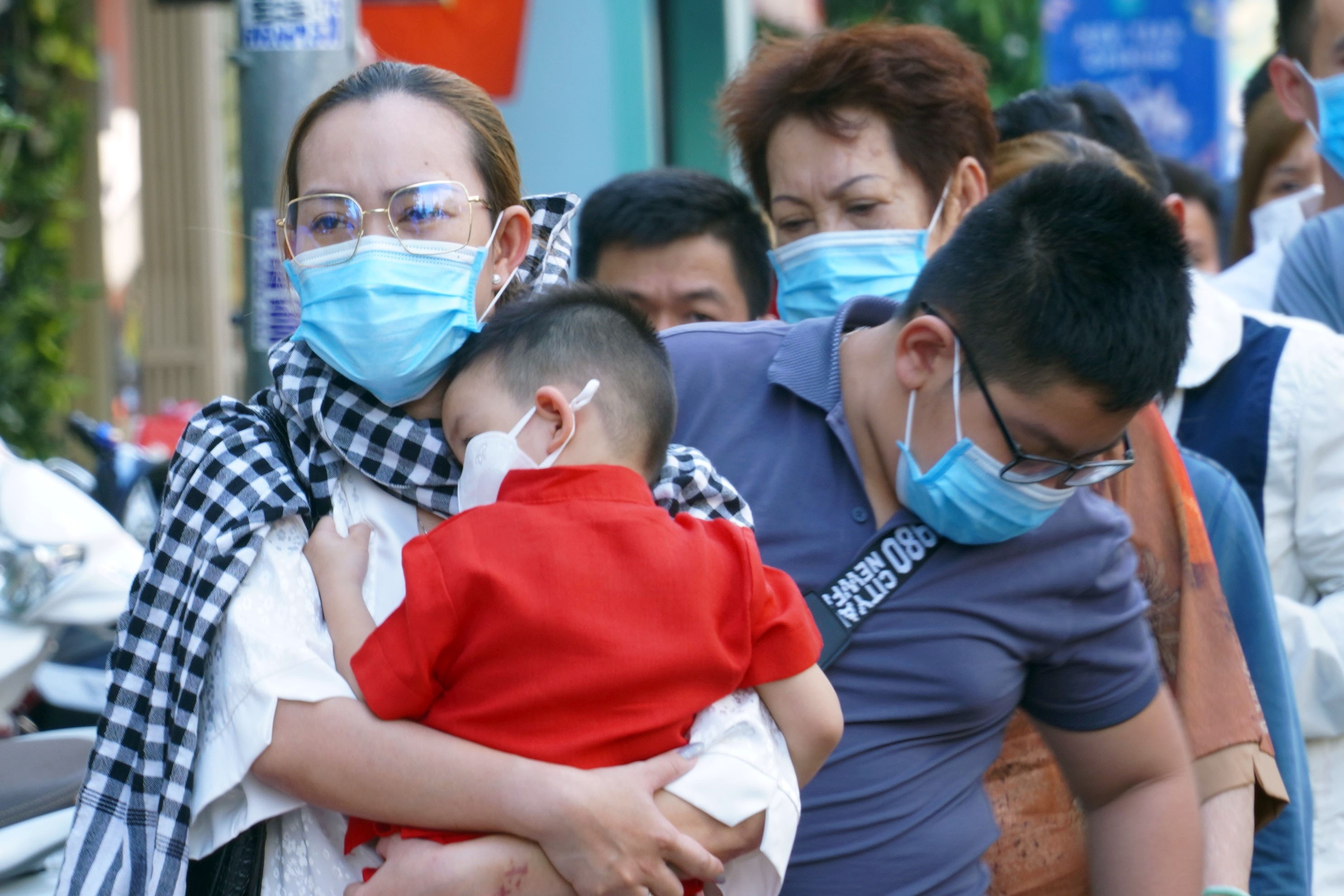 Dong nguoi xep hang vieng chua Ngoc Hoang dau nam moi hinh anh