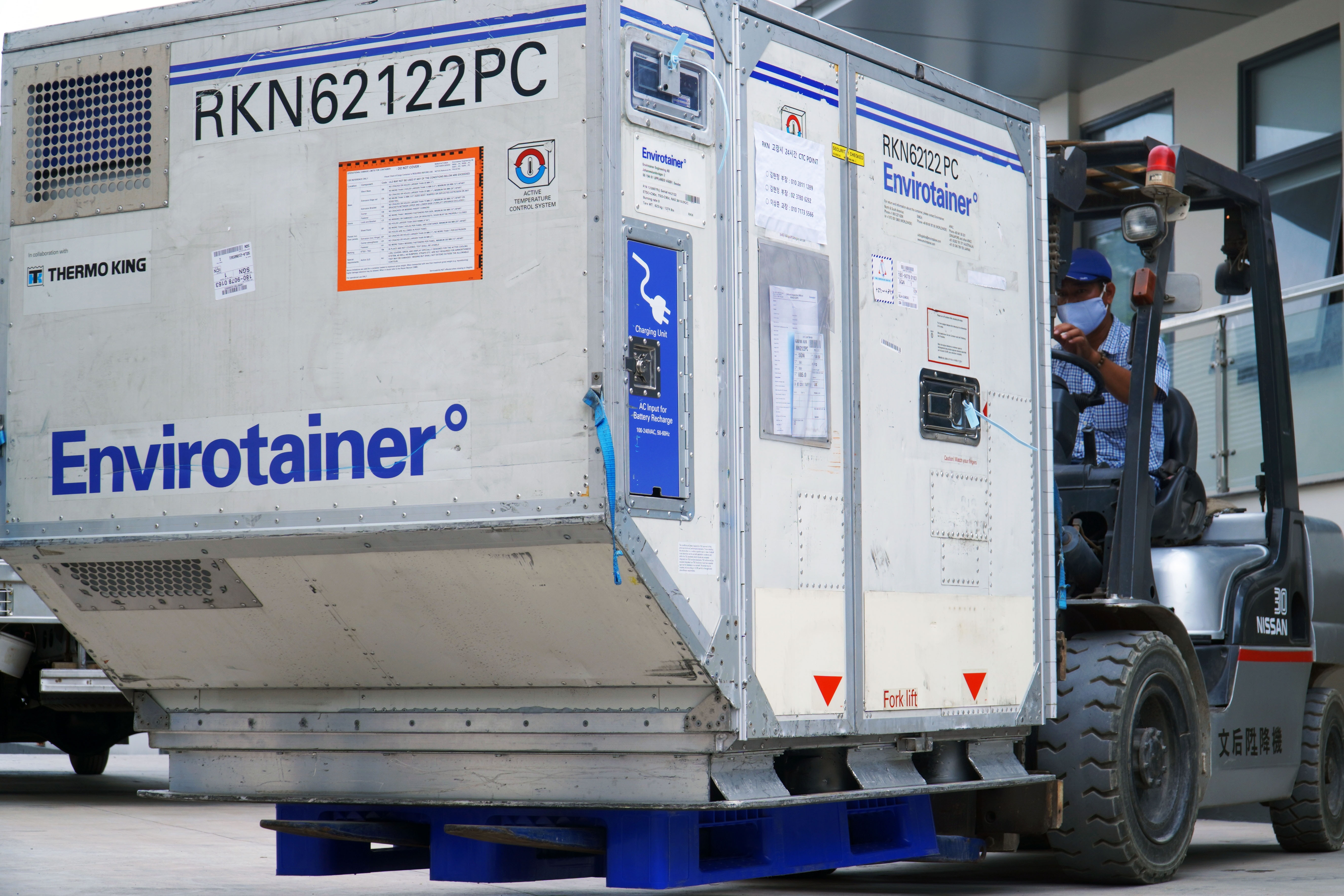 Qua trinh dua lo vaccine Covid-19 vao kho lanh hinh anh