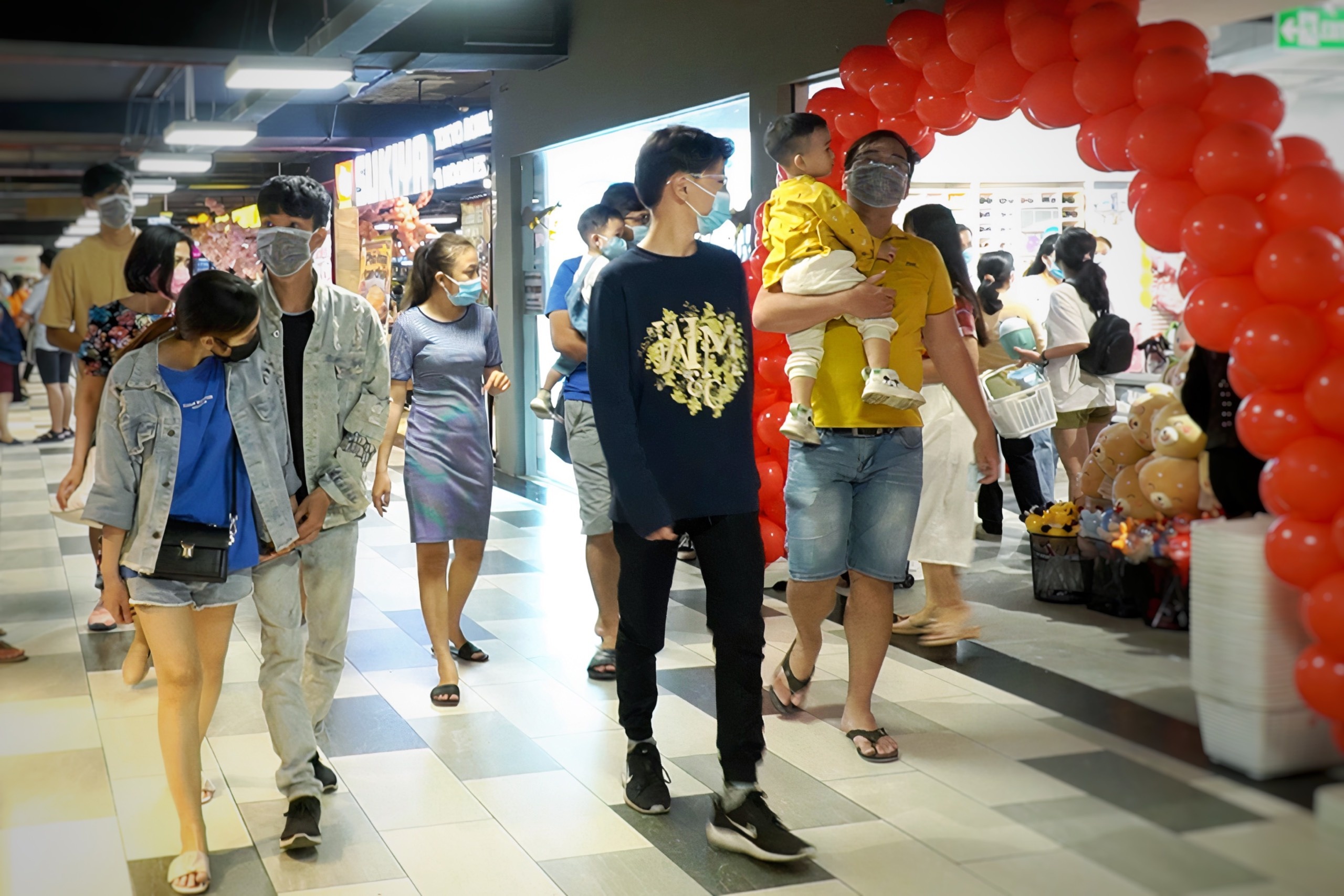 Trung tam thuong mai tai TP.HCM nhon nhip ngay cuoi tuan hinh anh