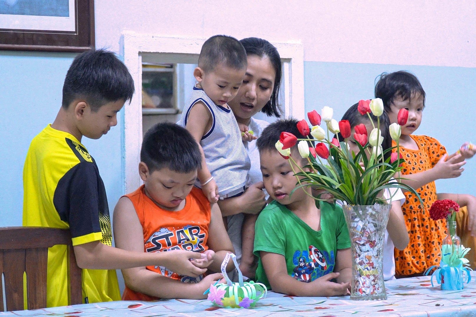 Nguoi me cua 7 dua con o Lang tre em SOS tai TP.HCM hinh anh