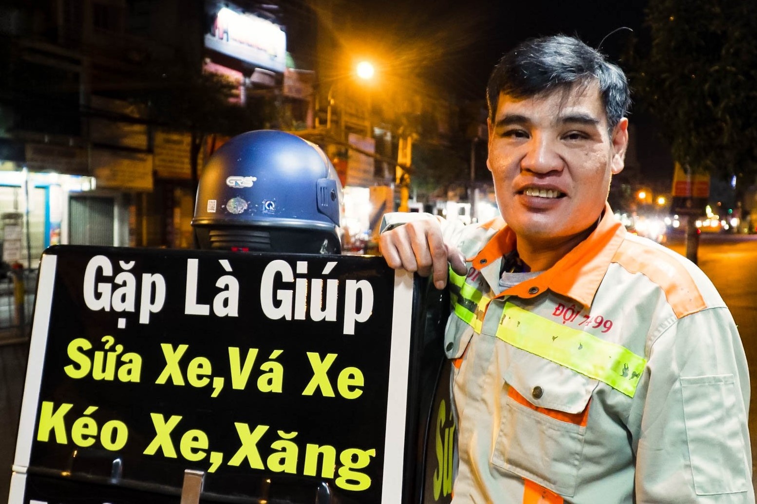 Xuyen dem va xe, do xang mien phi hinh anh