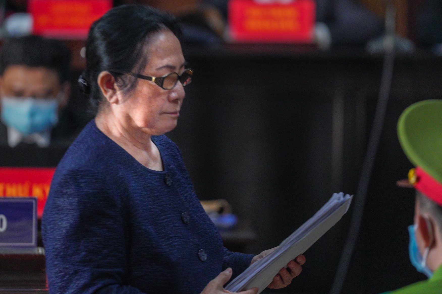 Bi cao Duong Thi Bach Diep lien tuc xin phat bieu truoc toa hinh anh