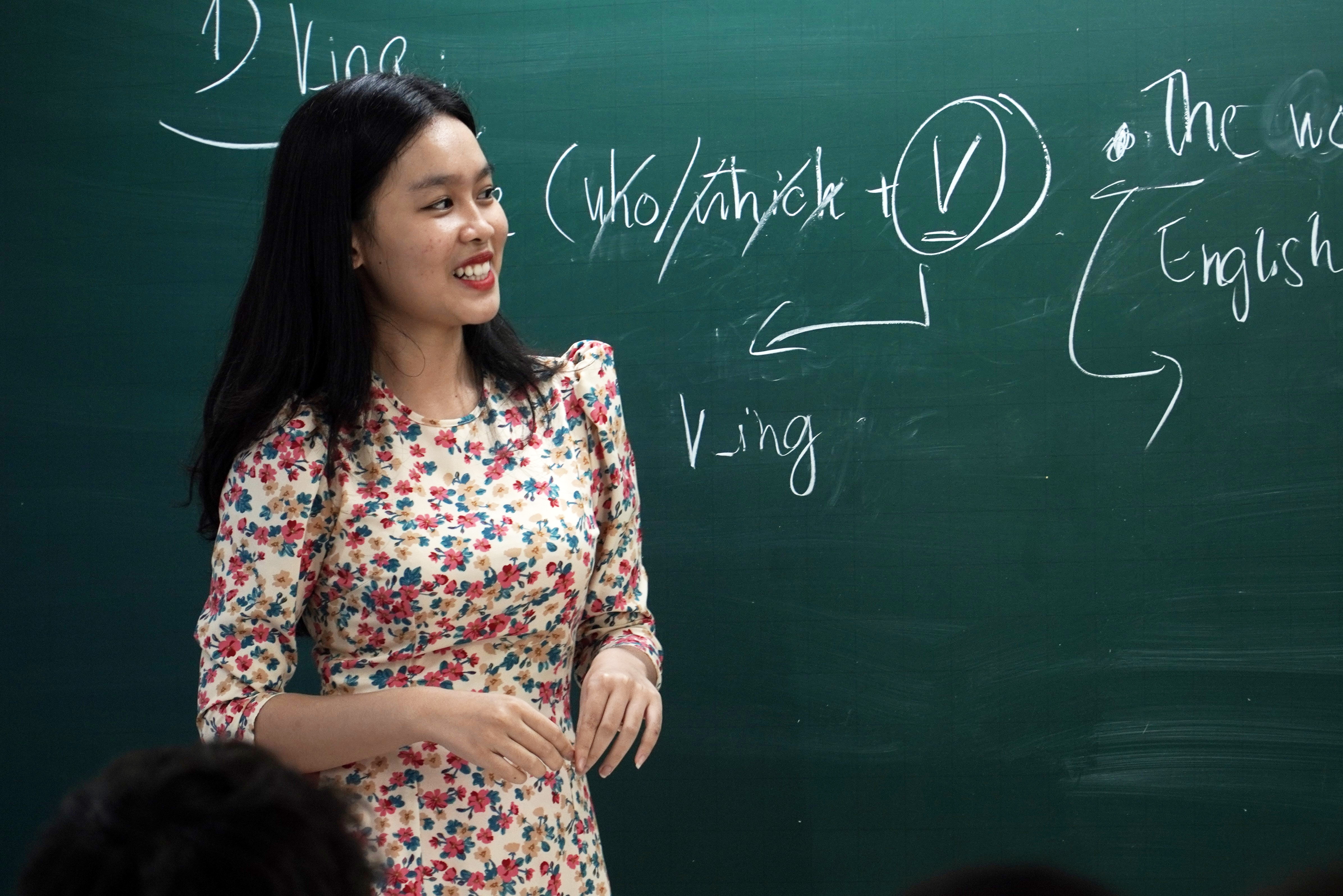 Hoc sinh tai TP.HCM trai nghiem mot ngay lam giao vien hinh anh