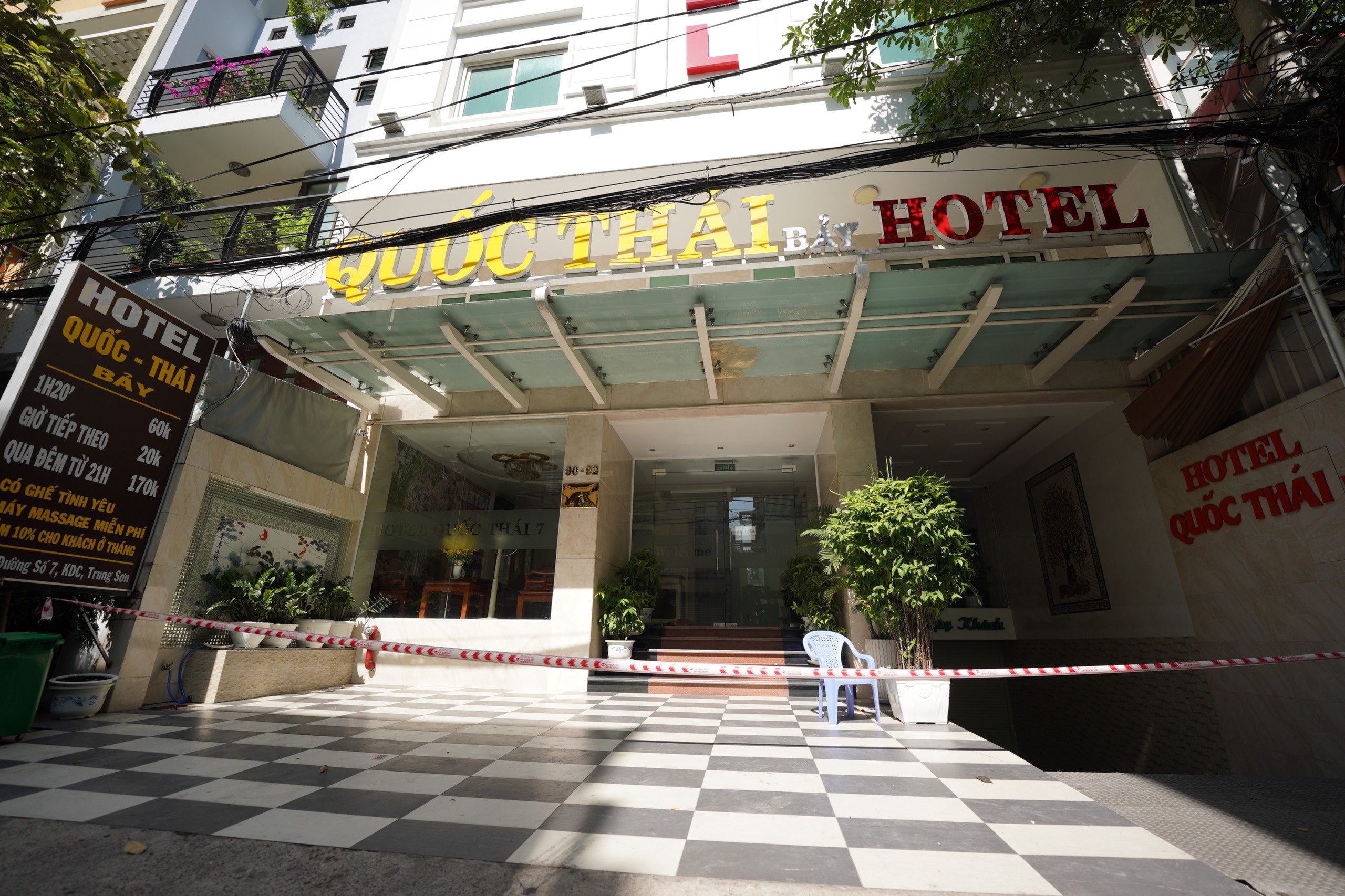 Go phong toa mot dia diem lien quan ca mac Covid-19 tai TP.HCM hinh anh