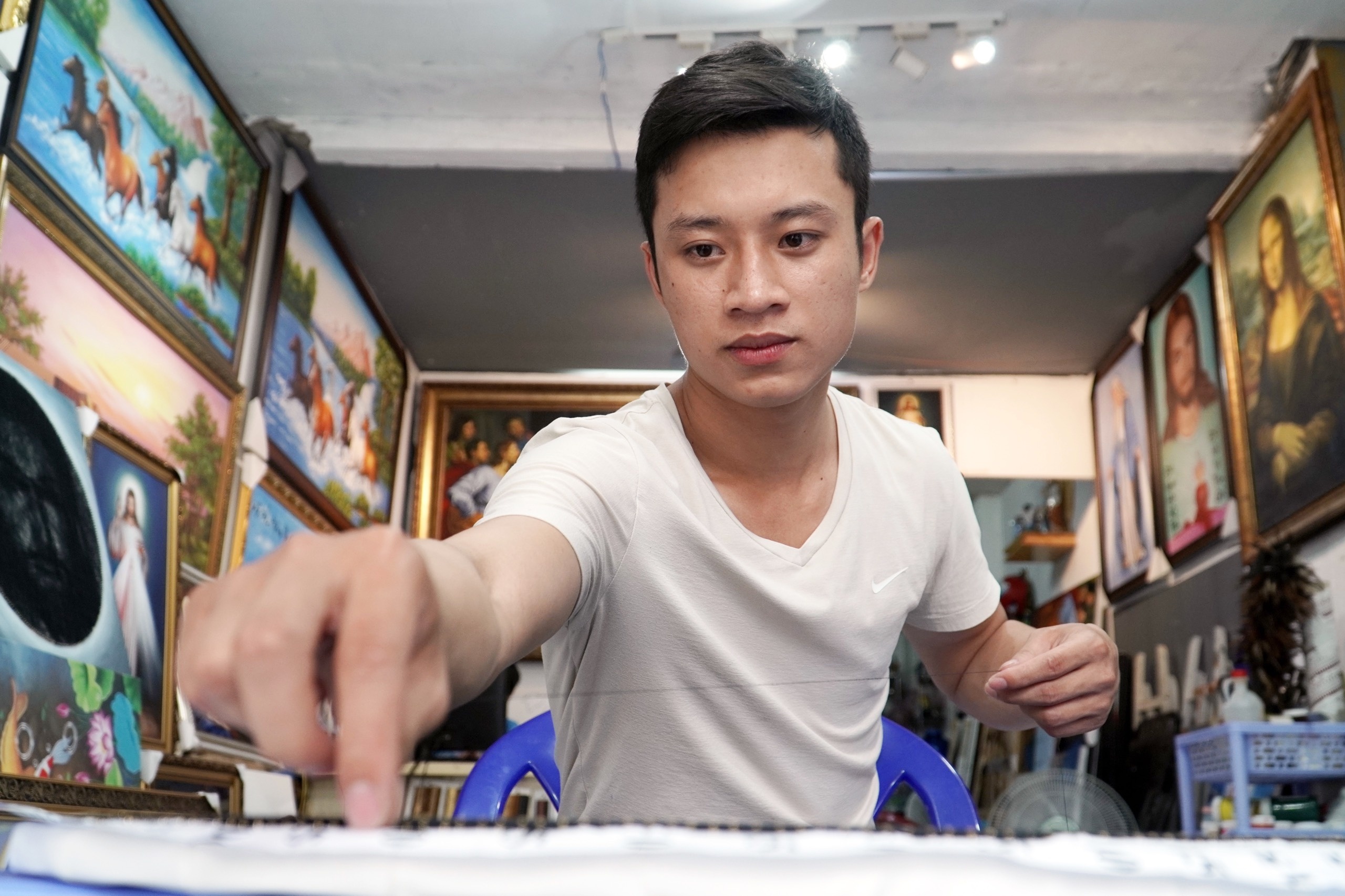 Chang trai TP.HCM ve chan dung Tran Thanh bang dinh, chi hinh anh