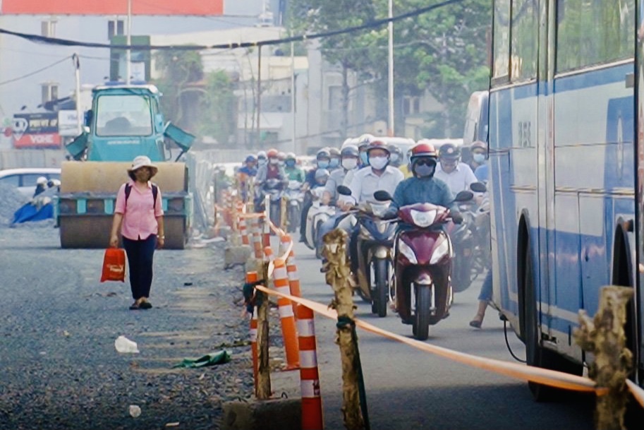 Gap rut thi cong du an duong Nguyen Huu Canh hinh anh