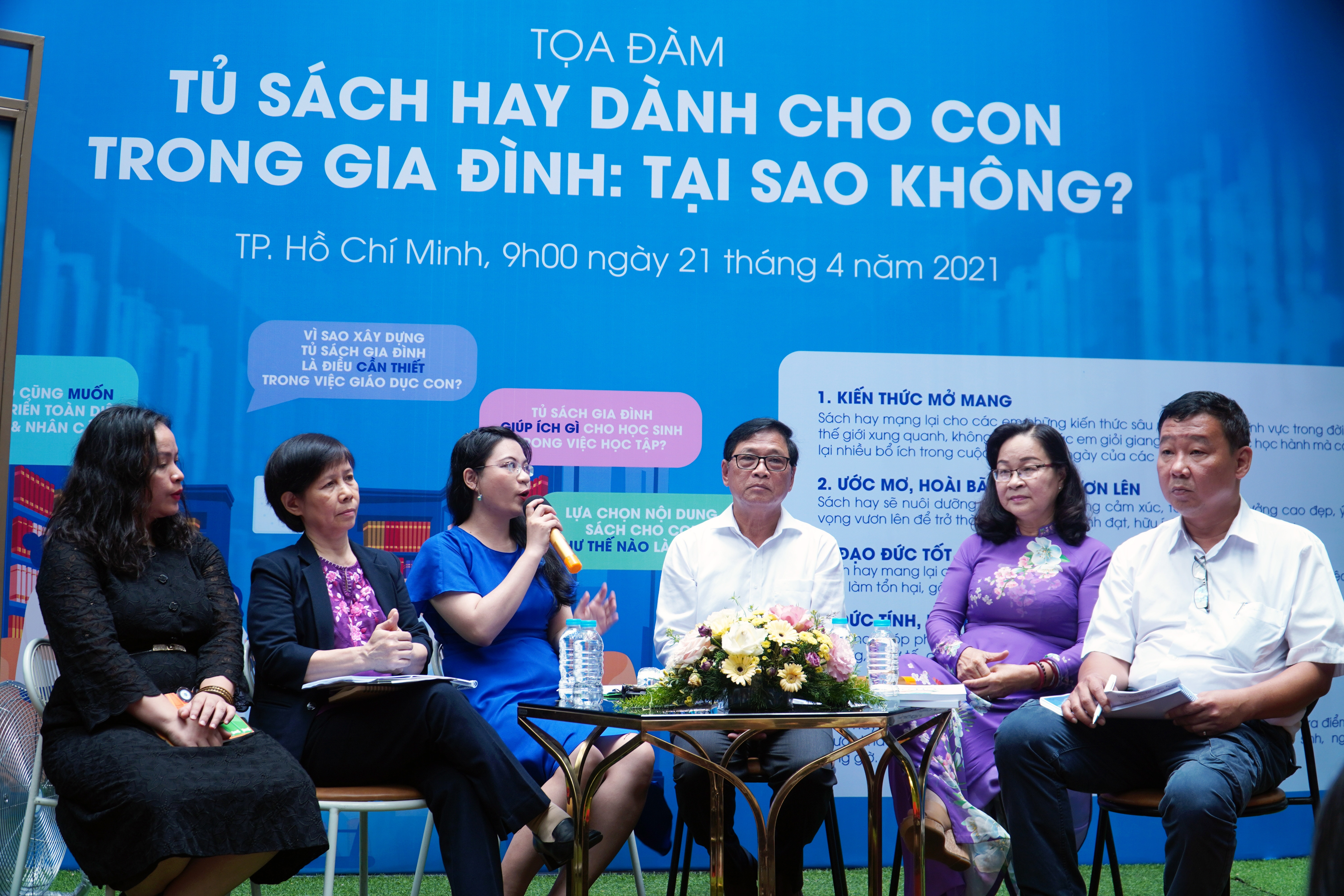 'Cha, me hay doc sach hang ngay de lam guong cho con' hinh anh