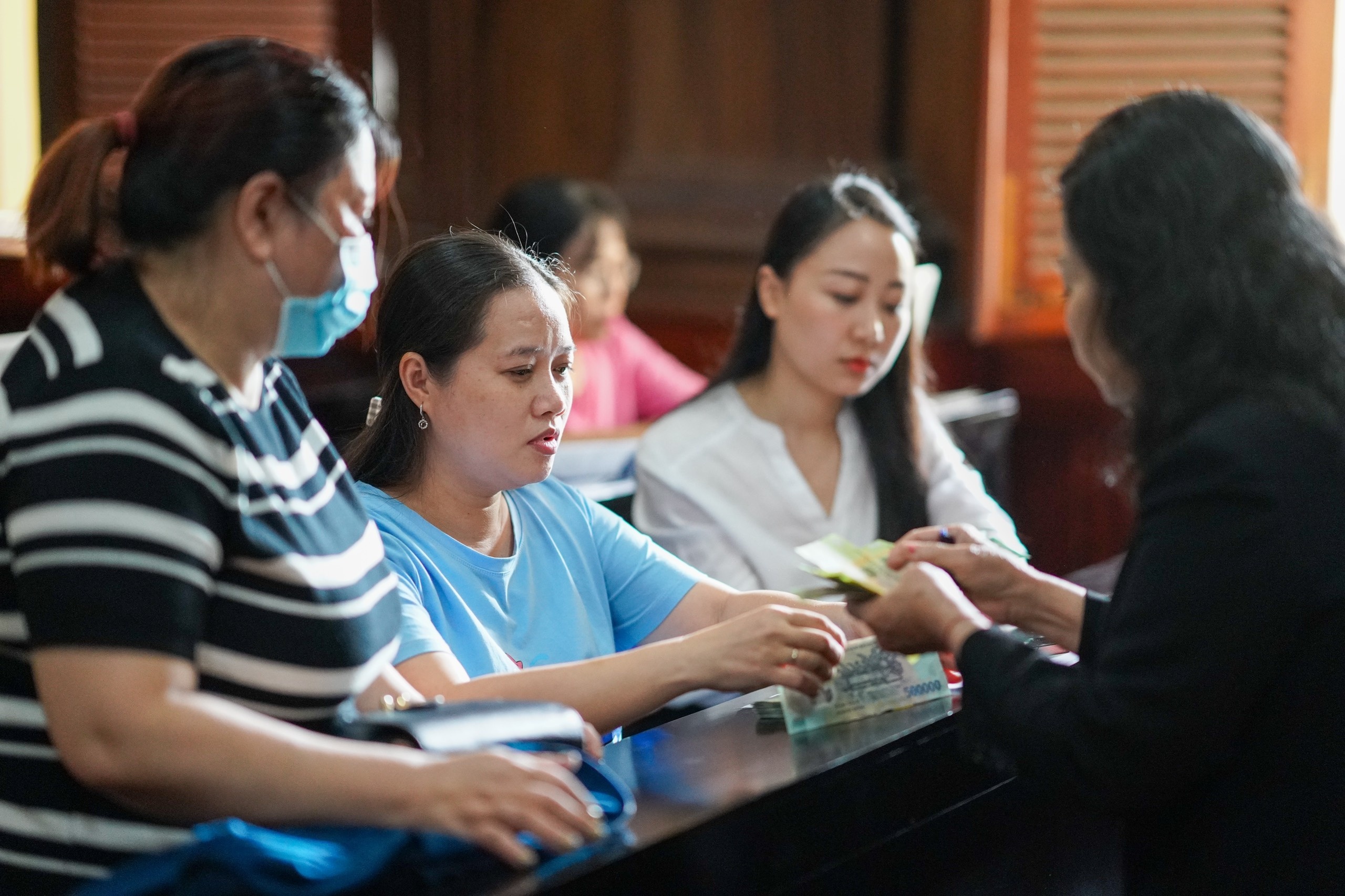 Me bi cao Phong chuyen 60 trieu dong boi thuong cho nu tiep vien hinh anh