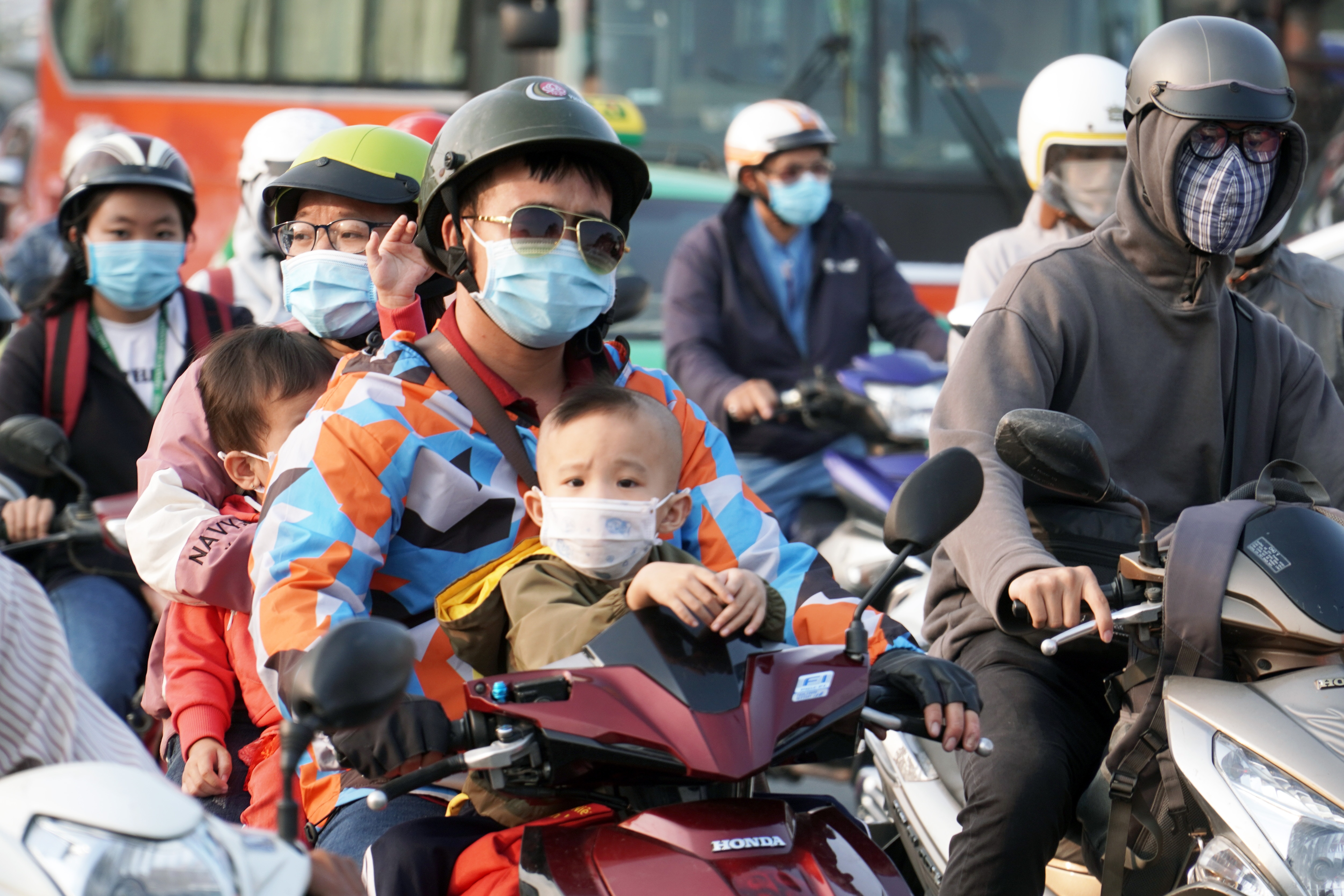 Giao thong dong duc truoc ky nghi 30/4 tai TP.HCM hinh anh