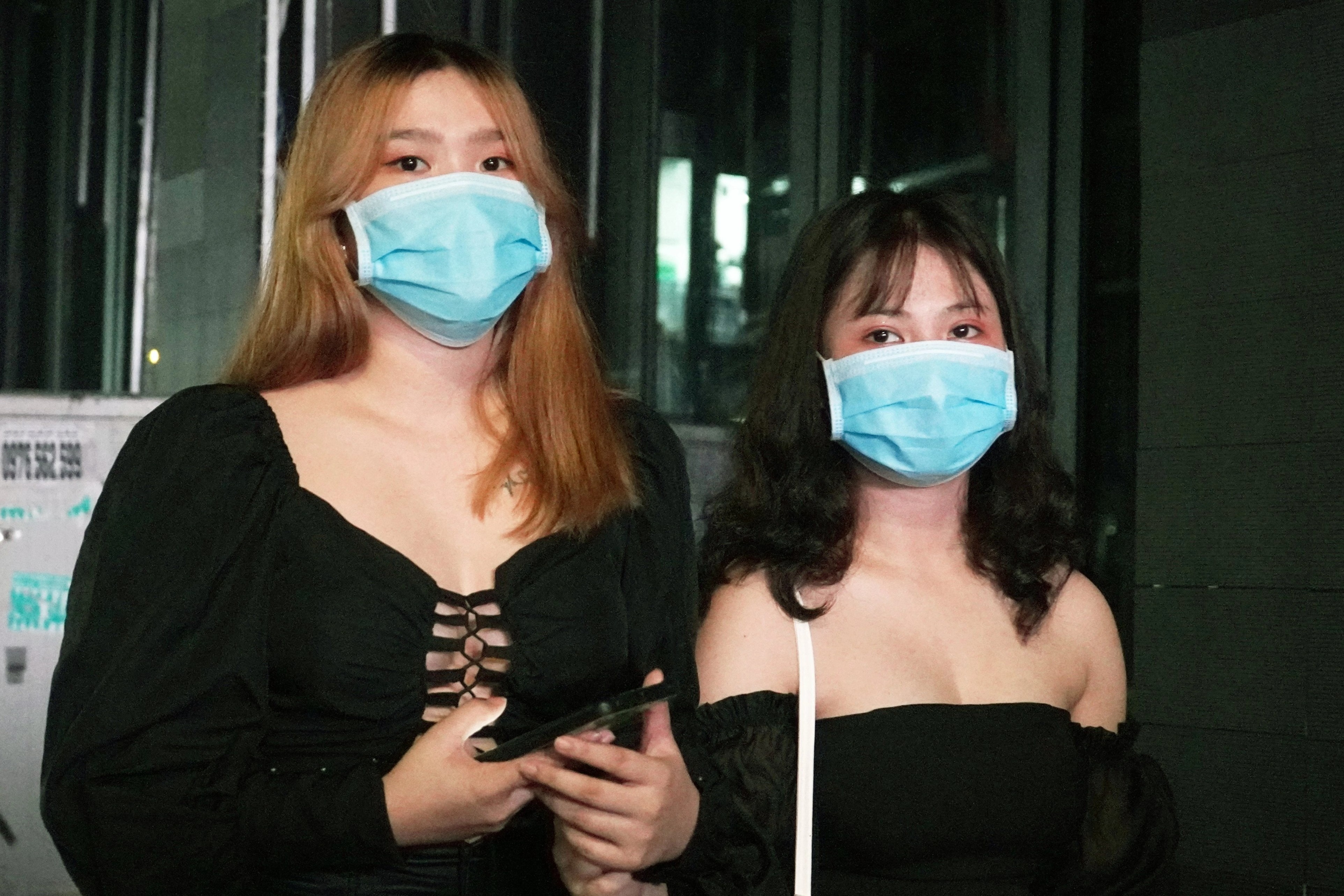 Gioi tre tiec khi quan bar o Bui Vien dong cua ngay dip le hinh anh