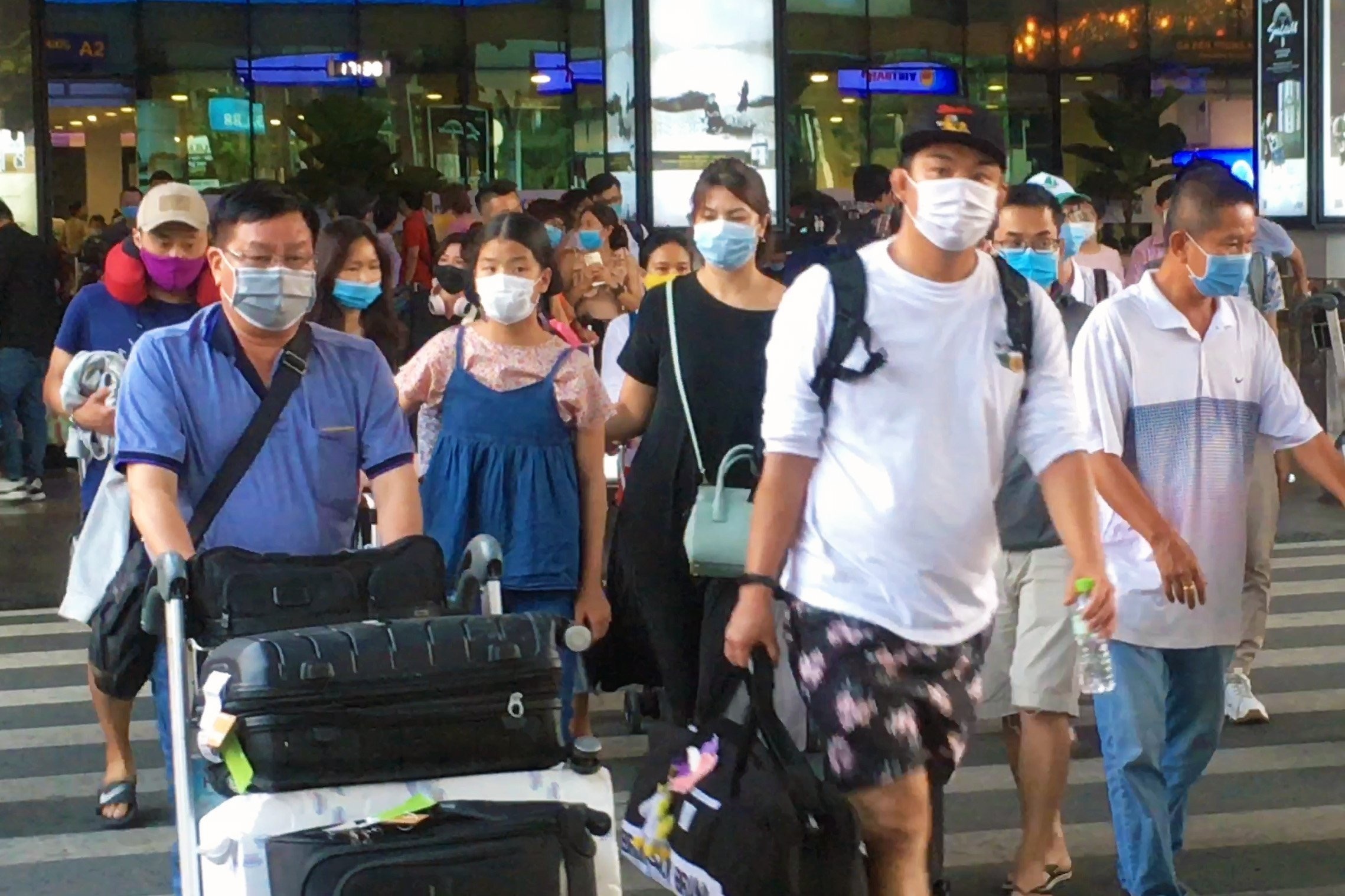 San bay Tan Son Nhat nhon nhip nguoi tro lai TP.HCM sau le hinh anh